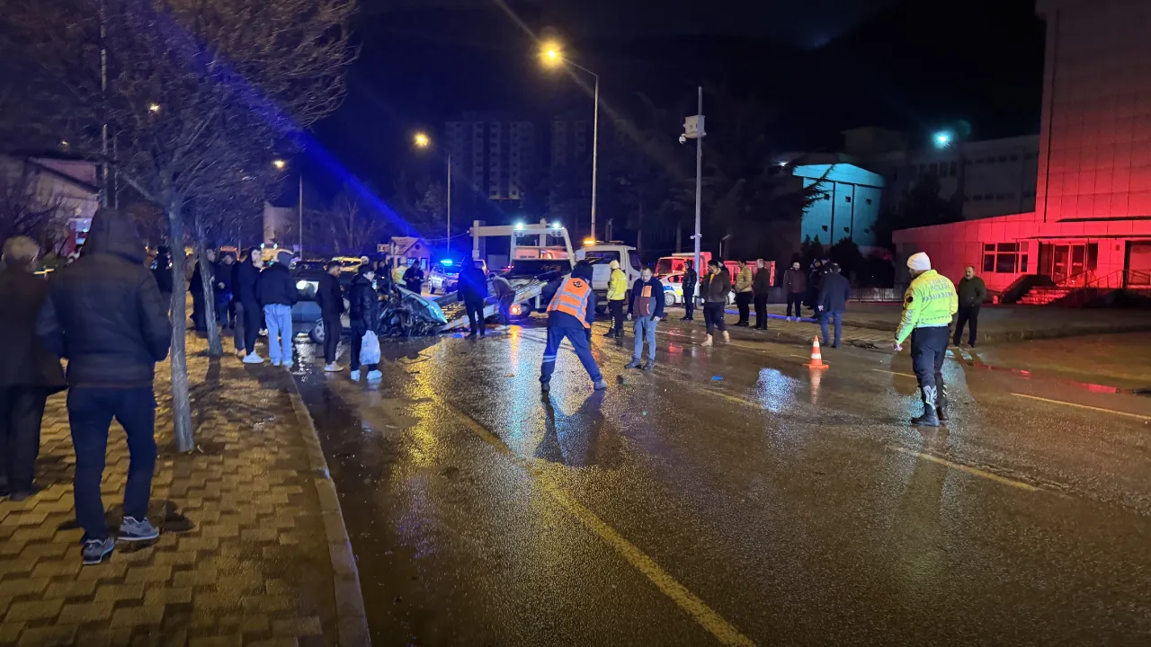 Gümüşhane'de iki otomobilin çarpışması sonucu 1 kişi öldü, 3 kişi yaralandı