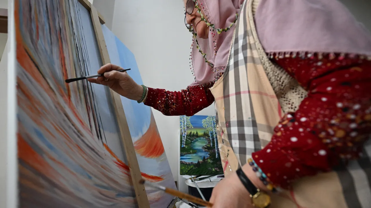 Çocukluk tutkusunun peşinden giderek yaşlılığında fırçayı eline aldı