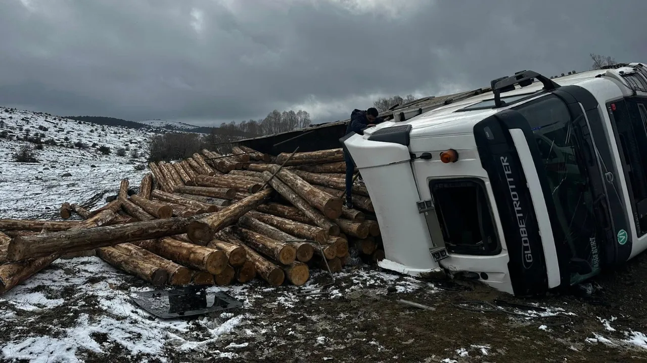 Tomruk yüklü TIR devrildi, araçta sıkışan sürücü yaralandı