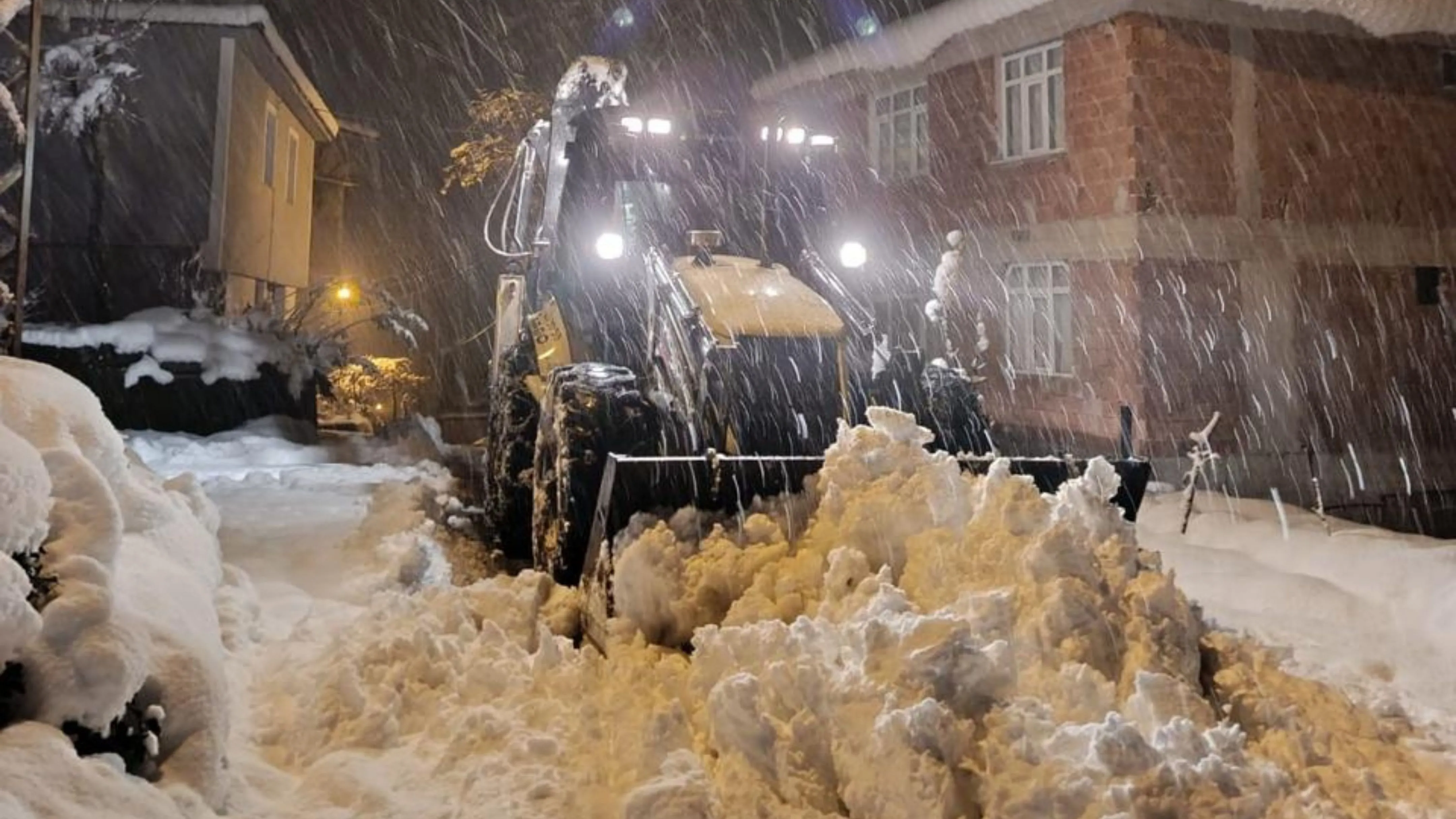 Rize’de yoğun kar 51 köy yolunu ulaşıma kapattı