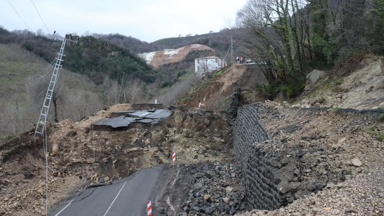 Ordu'da heyelan nedeniyle Ünye-Akkuş yolu ulaşıma kapandı