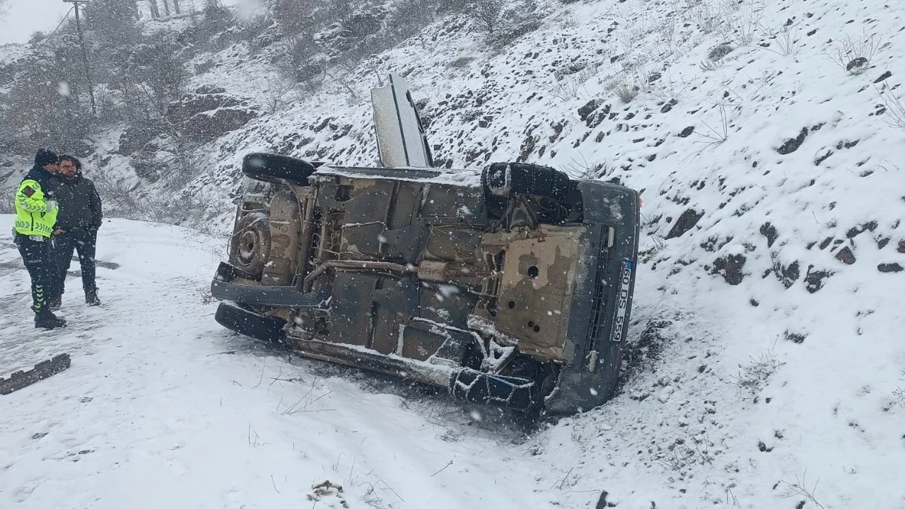 Tokat'ta devrilen otomobildeki 4 kişi yaralandı