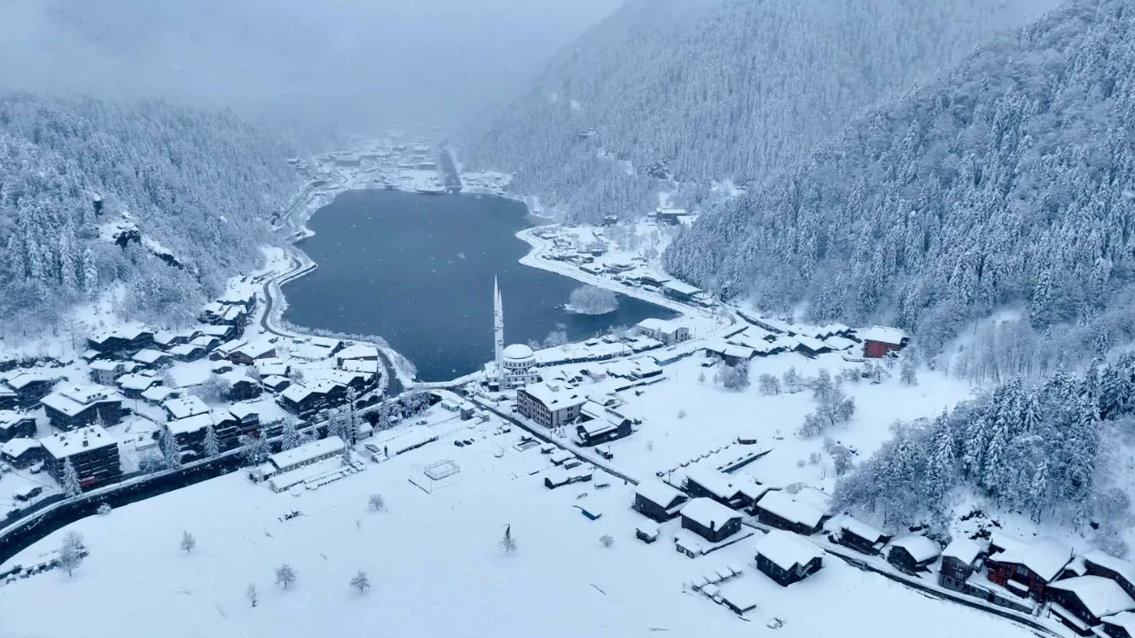 Uzungöl’de kar yağışı sonrası seyirlik manzaralar