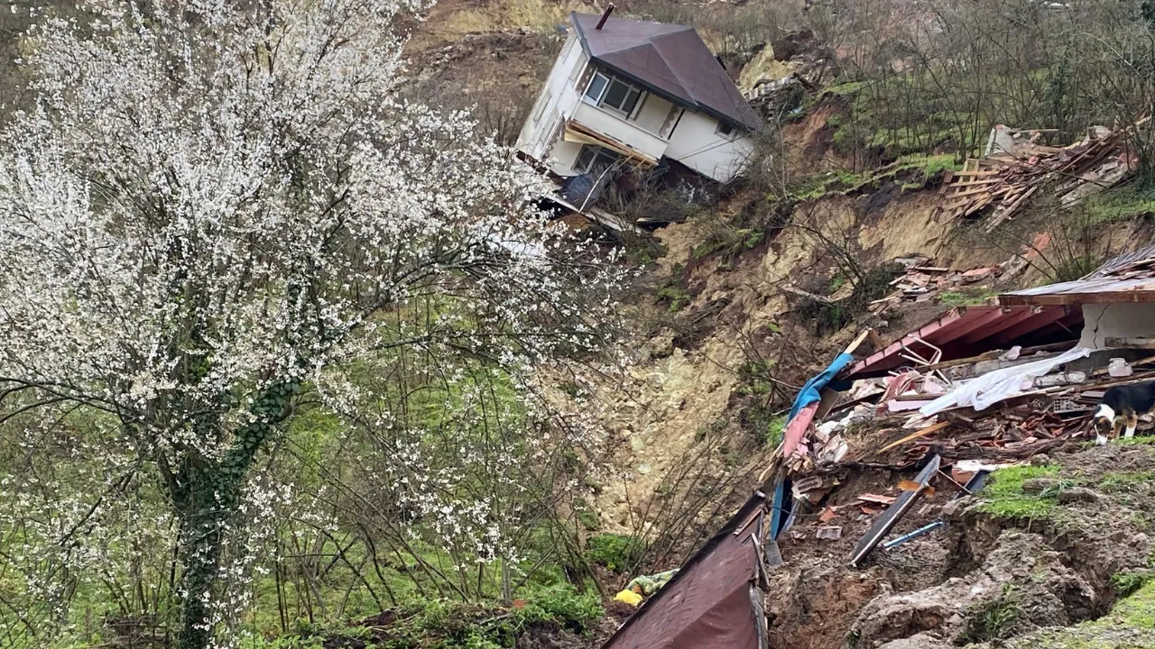 Ordu’da heyelan; 2 ev ve 1 spor tesisi yıkıldı