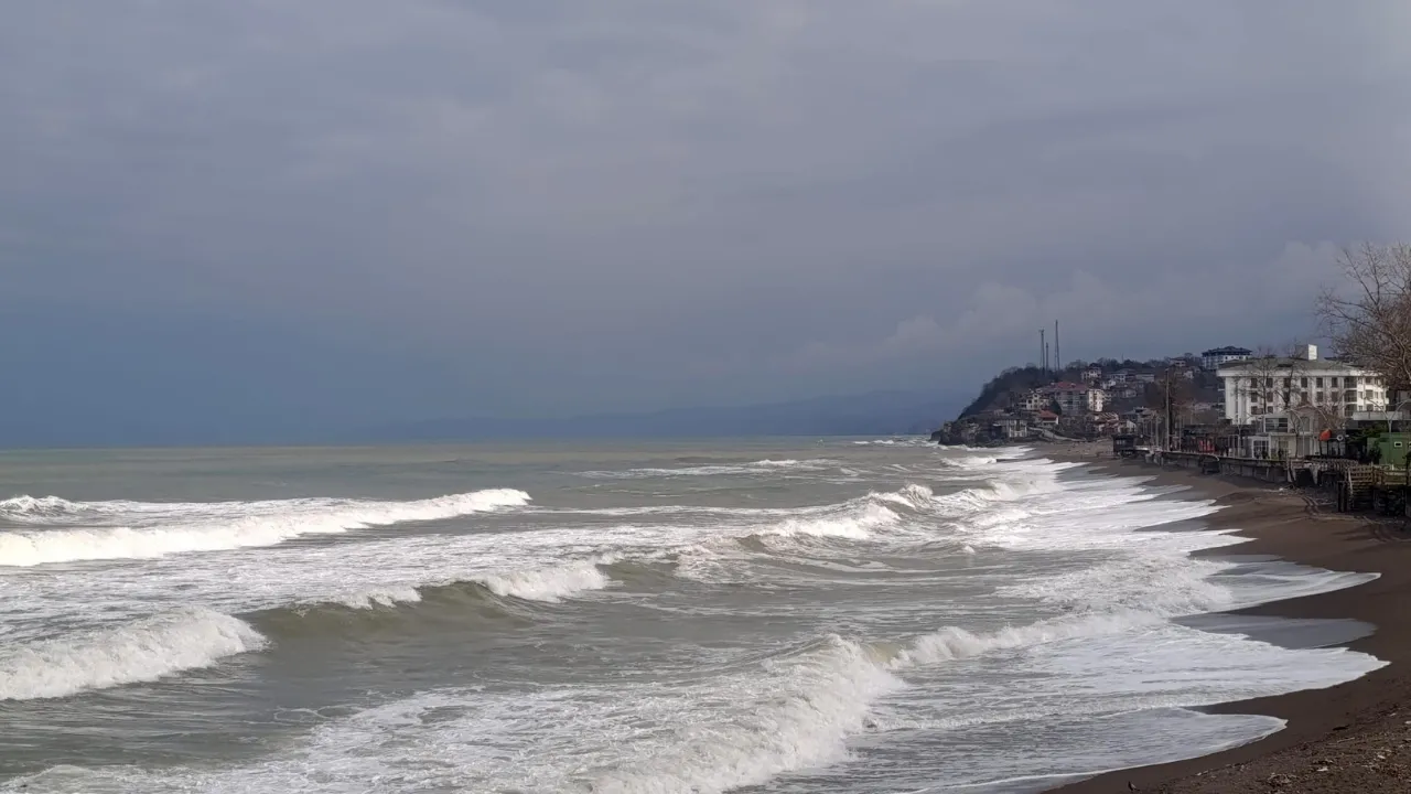 Düzce'nin Karadeniz kıyısında kuvvetli rüzgar etkili oldu