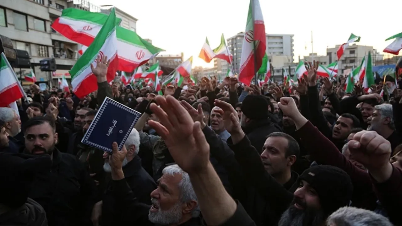 İran'da Hamaney'in ölümü sonrası protesto ve yas dalgası