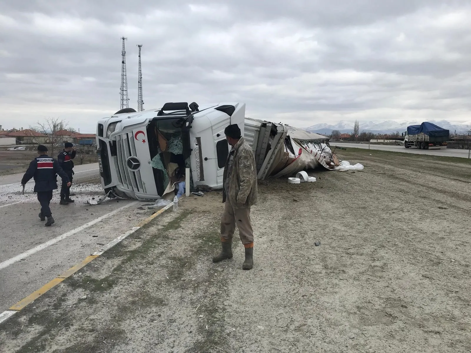 Konya’da iplik yüklü tır devrildi: 1 yaralı