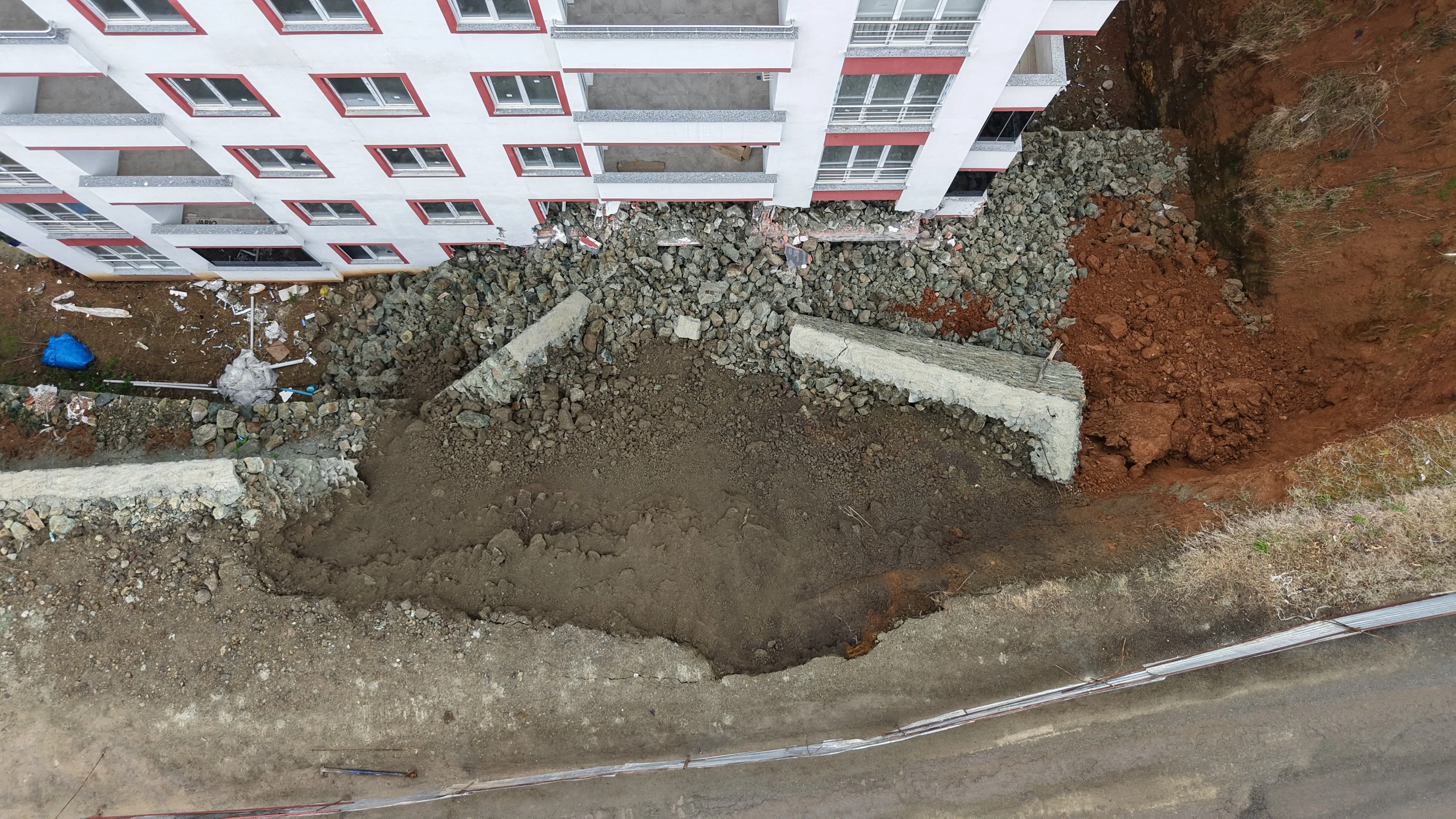 Trabzon'da istinat duvarı çöktü, 9 katlı bina zarar gördü
