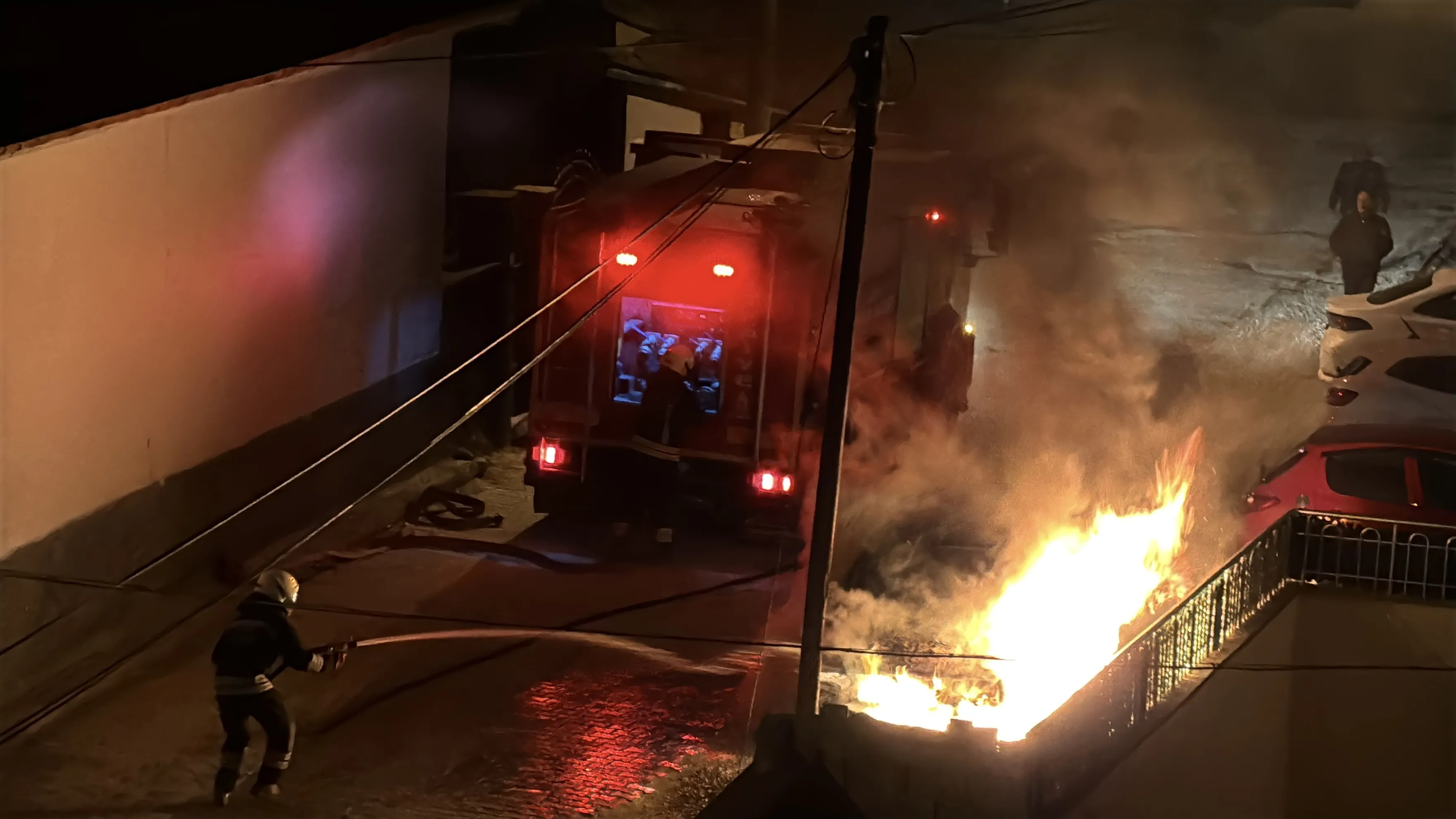 Konya’da park halindeki otomobil alev alev yandı