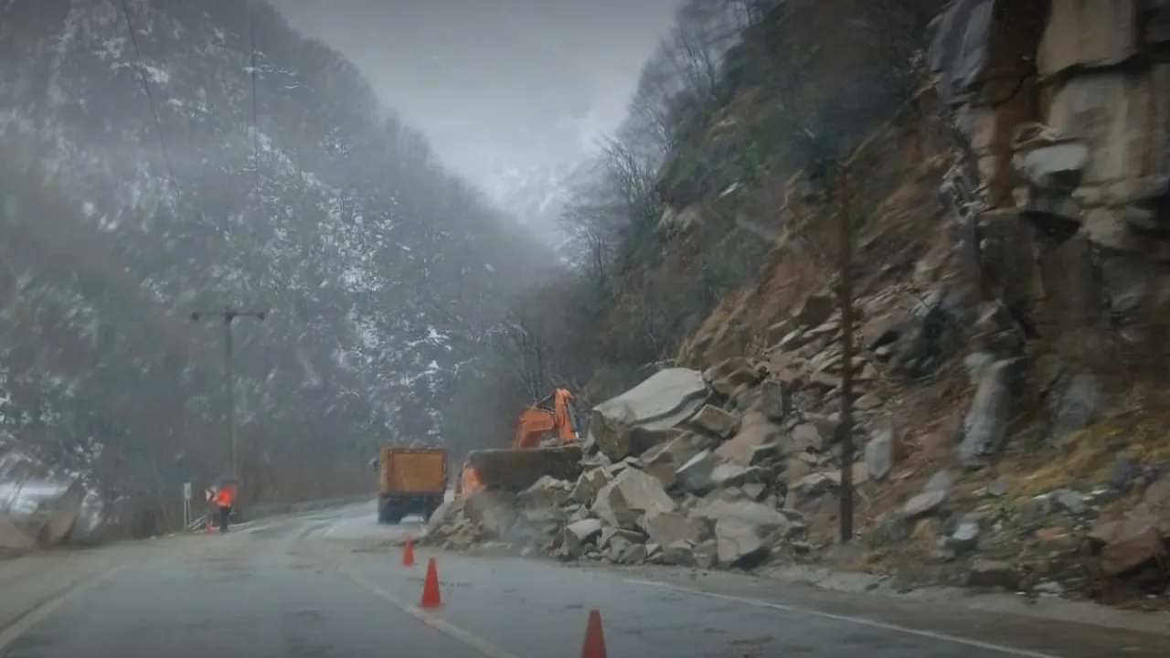 Gümüşhane-Giresun kara yolunda heyelan