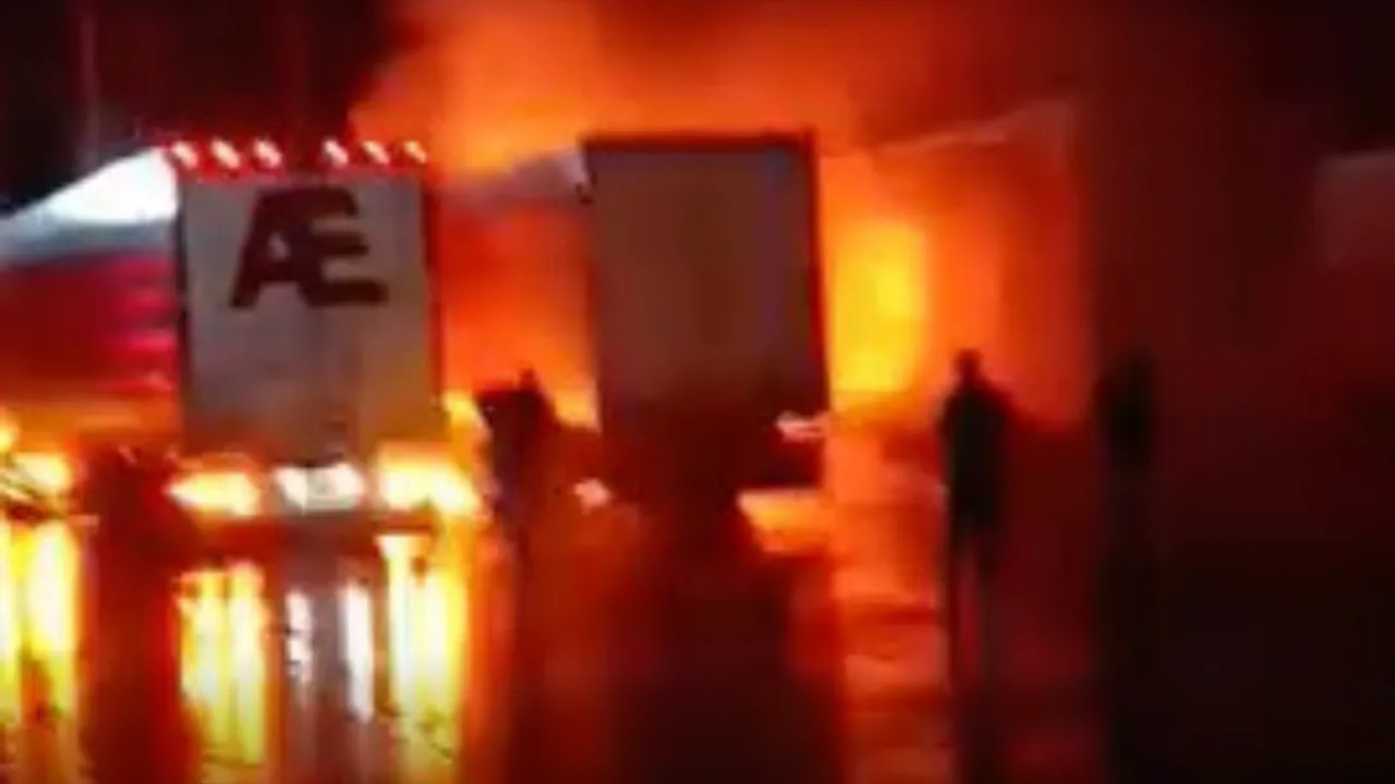 Park halindeki 2 TIR alev alev yandı