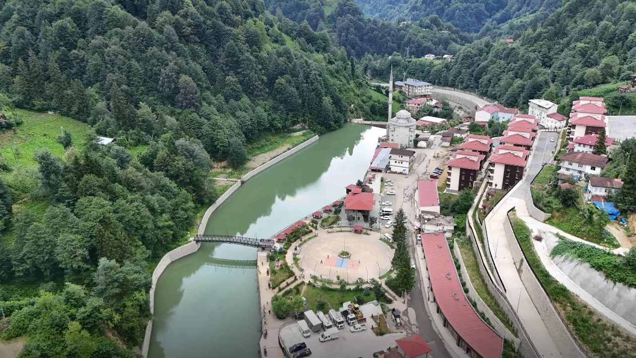 Hemşin'de DSİ'nin yaptığı taşkın kontrol ve köprü imalatı tamamlandı