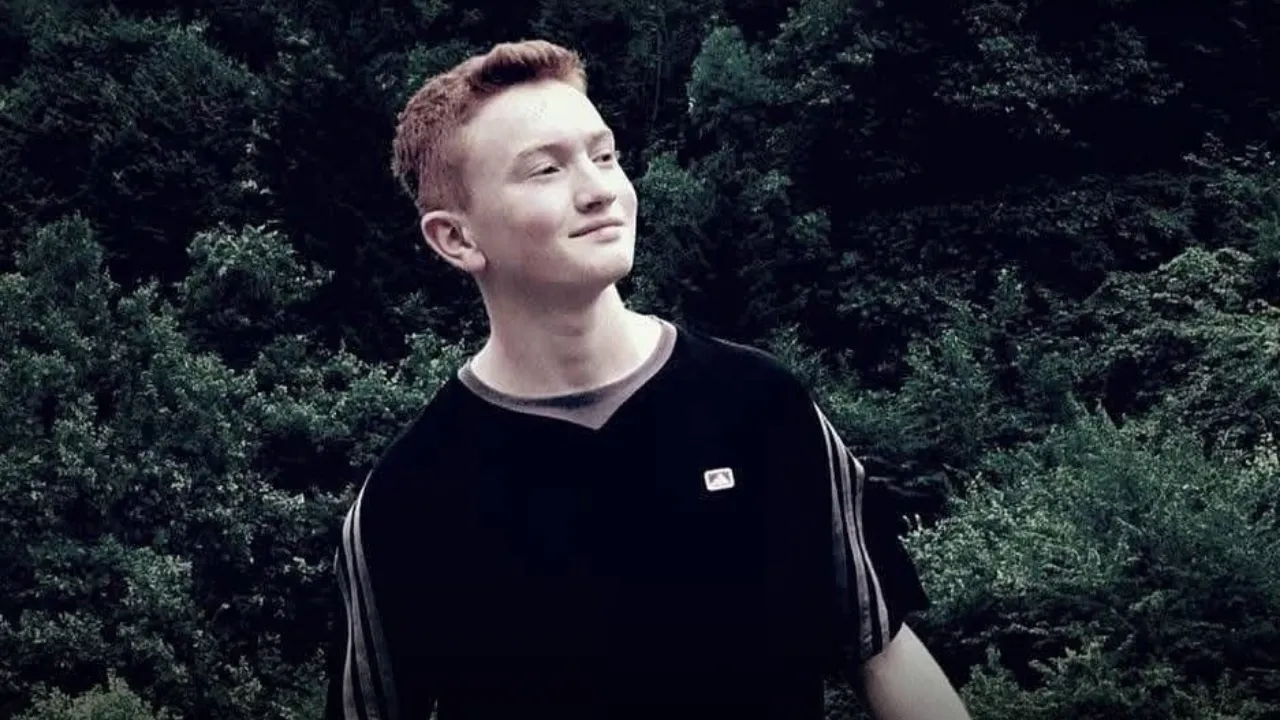 Minibüs, trafik levhası direğine çarptı; sürücü öldü, babası yaralandı