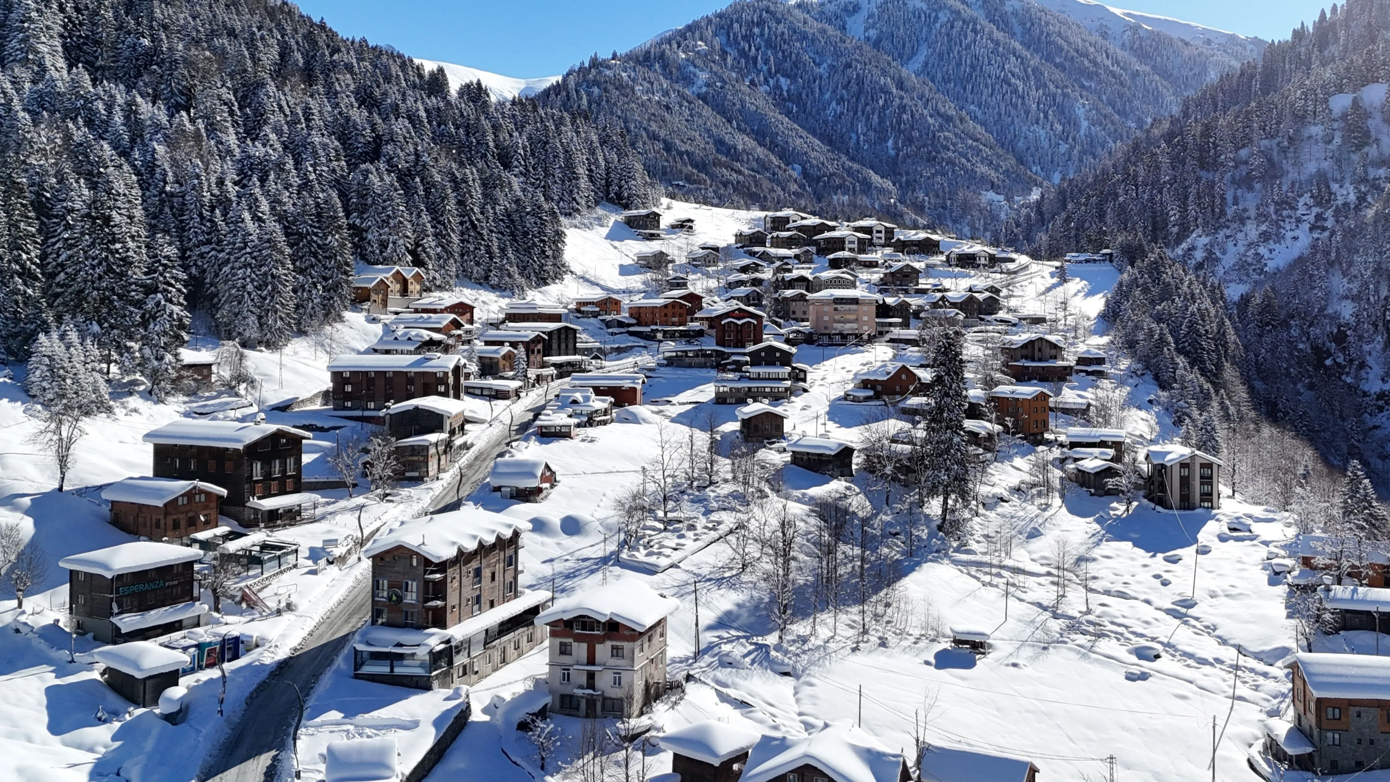 Rize Ayder Yaylası karla kaplandı: Drone ile muhteşem görüntüler