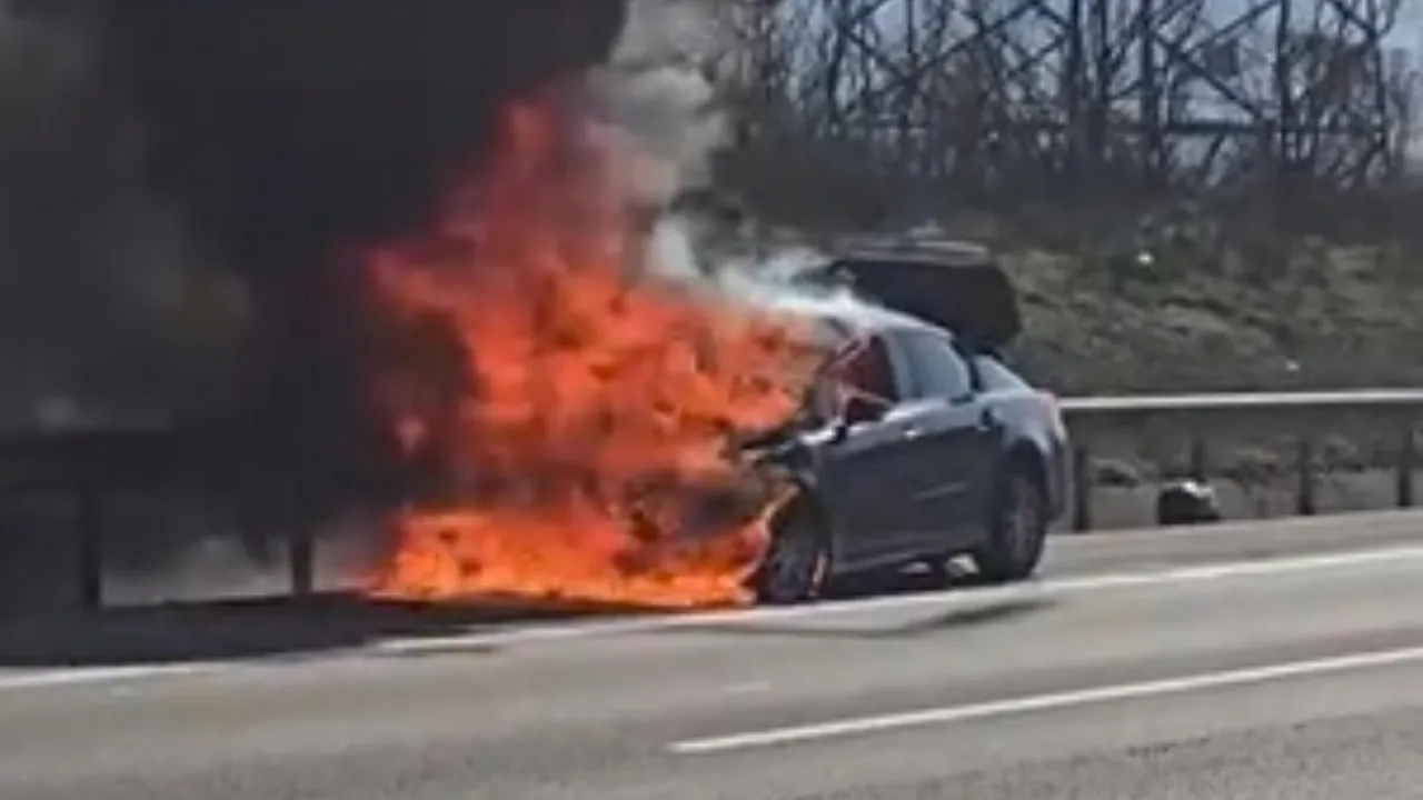 Otoyolda otomobil alev alev yandı