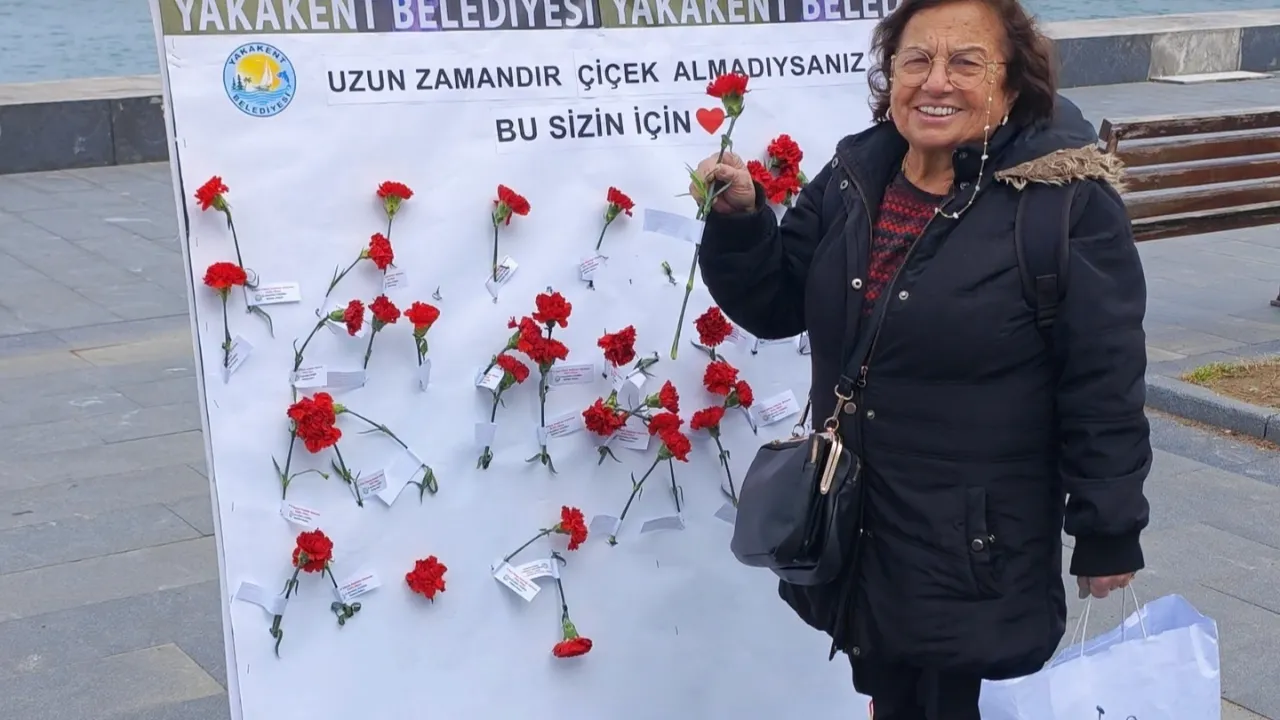 Yakakent Belediyesinden kadınlara çiçek sürprizi