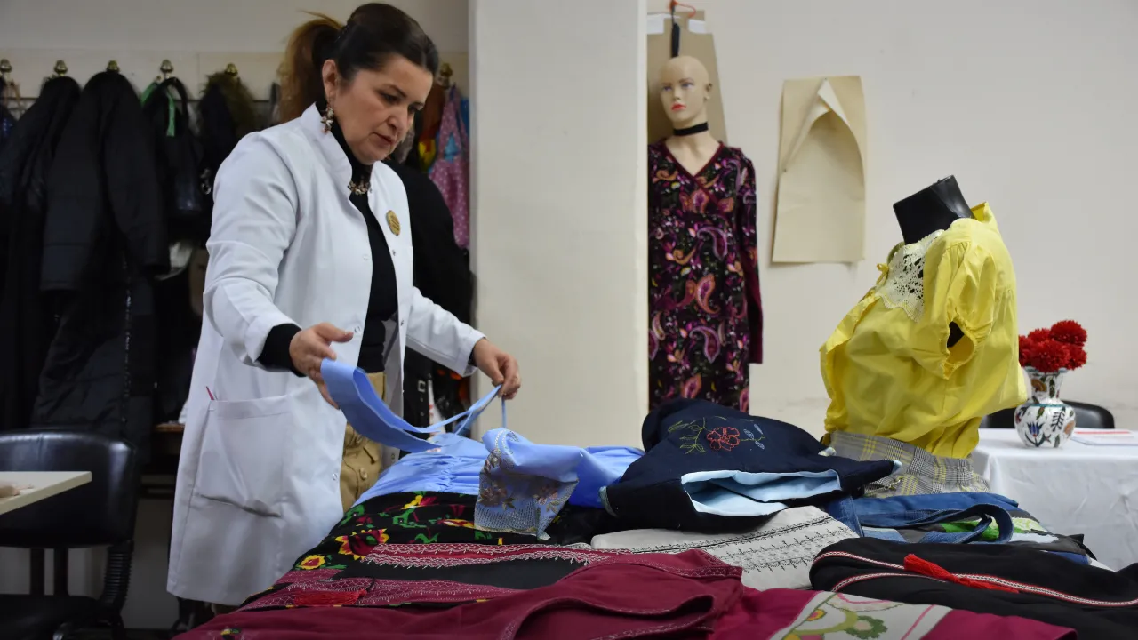 Trabzon'da eski kumaşlar çöp yerine vitrine çıkıyor