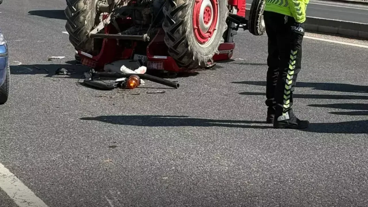 Ahşap elektrik direği taşıyan traktör devrildi: 1 ölü