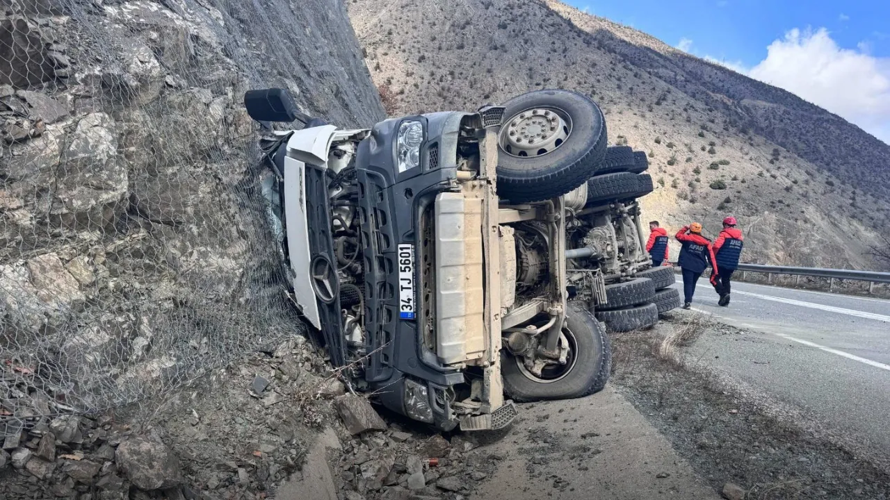 Artvin'de beton mikserinin devrildiği kazada sürücü yaralandı