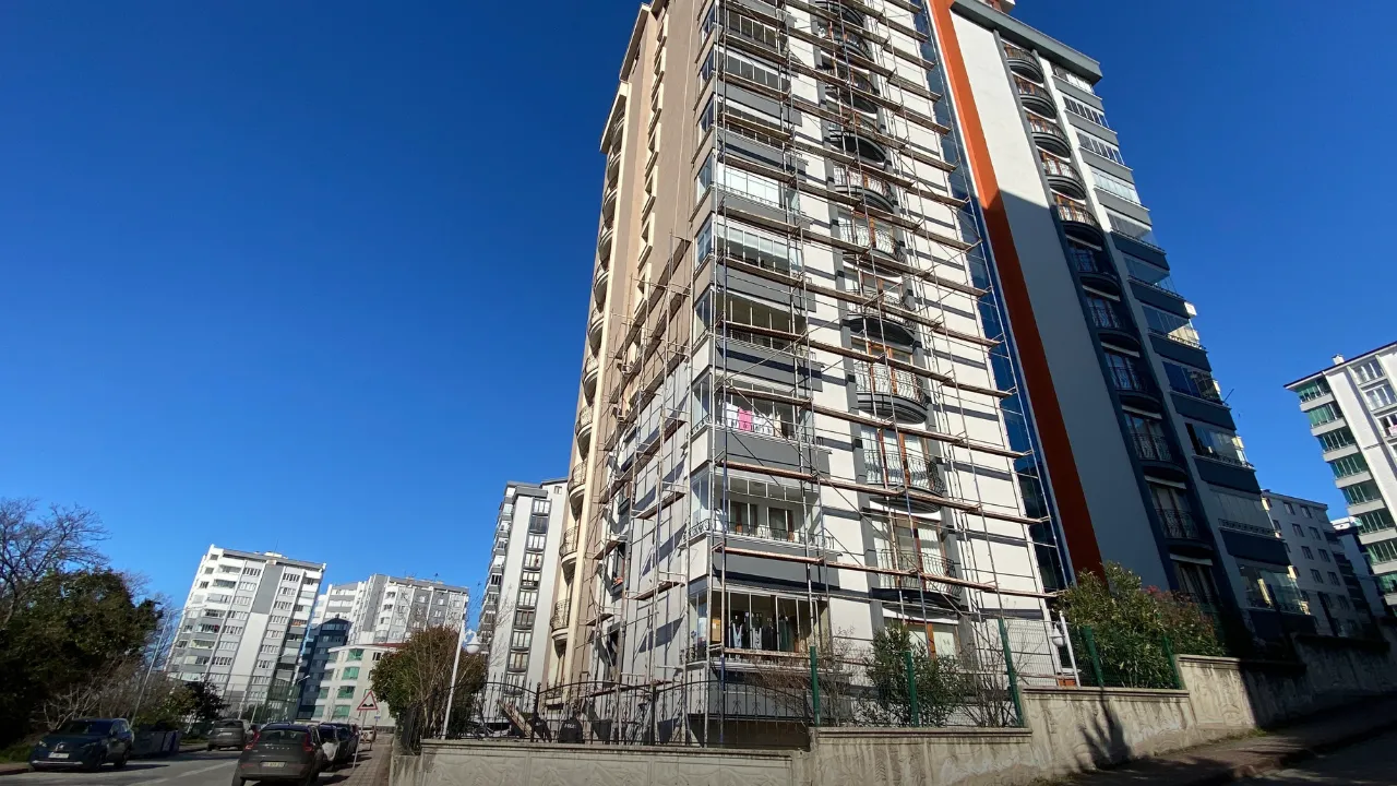 Boya yaparken belindeki halat kopunca 3’üncü kattan düşüp, yaralandı