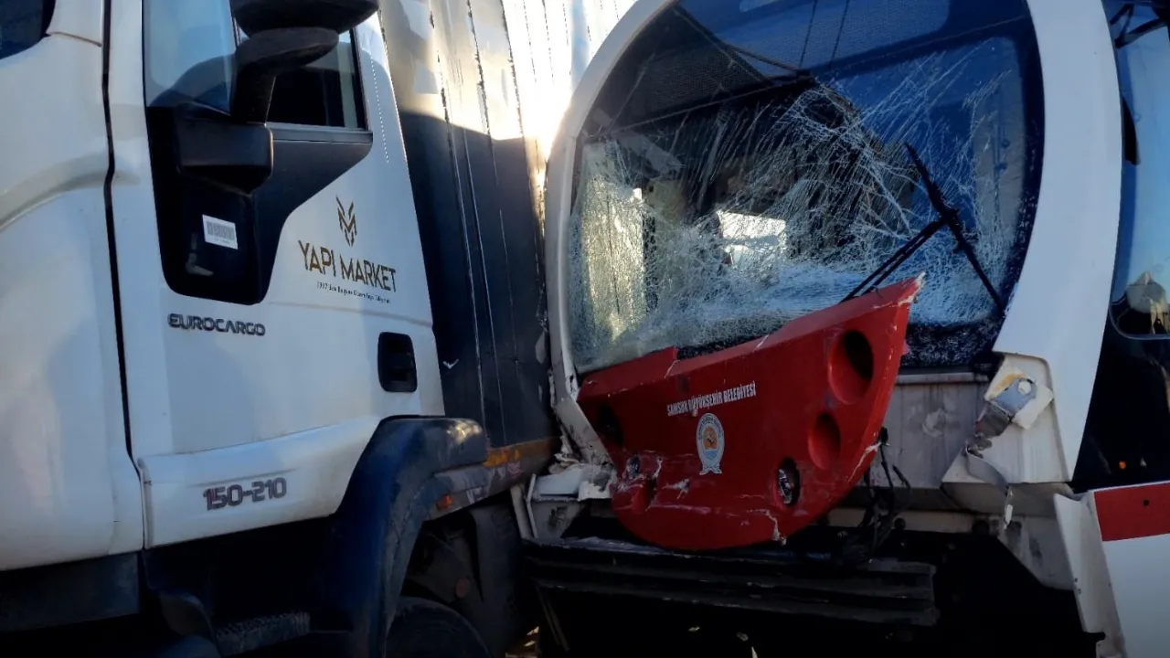 Tramvay ile kamyon çarpıştı; 3 yaralı
