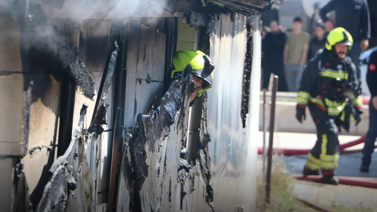 Ev ve yanındaki mobilya atölyesi yandı