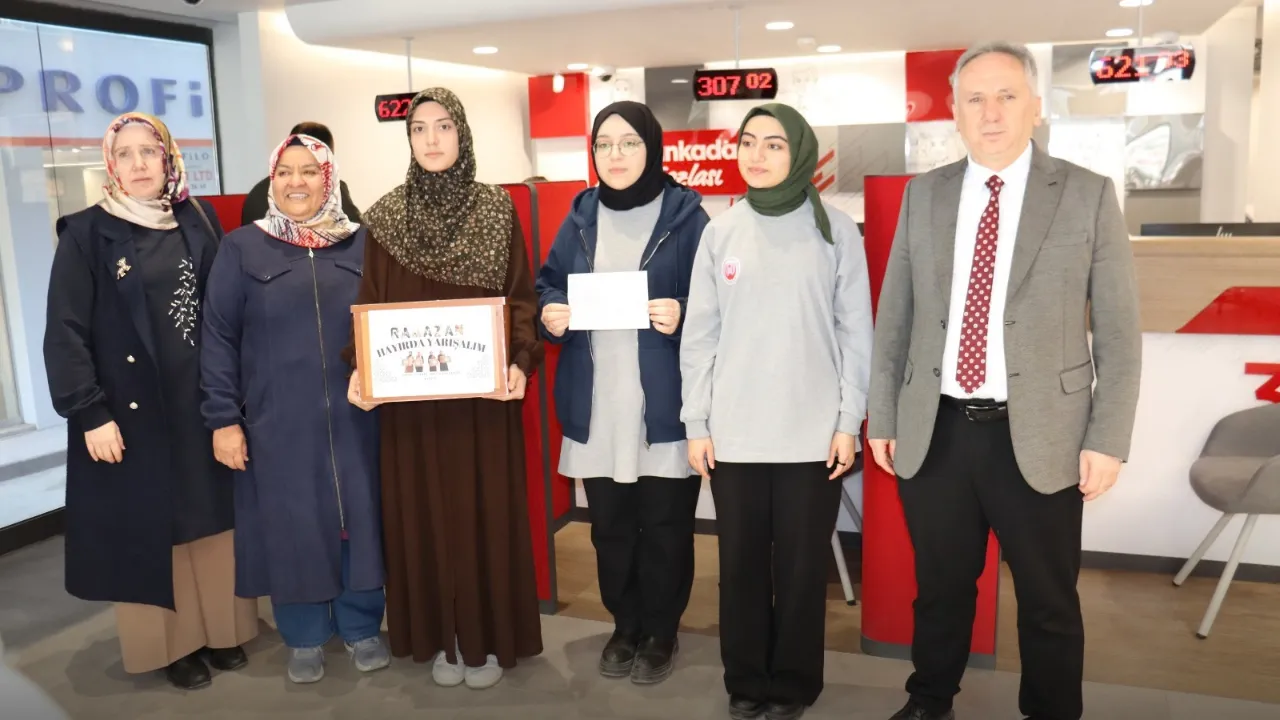 Liseli öğrenciler harçlıklarını Gazze’de Kadir Gecesi iftarı için bağışladı