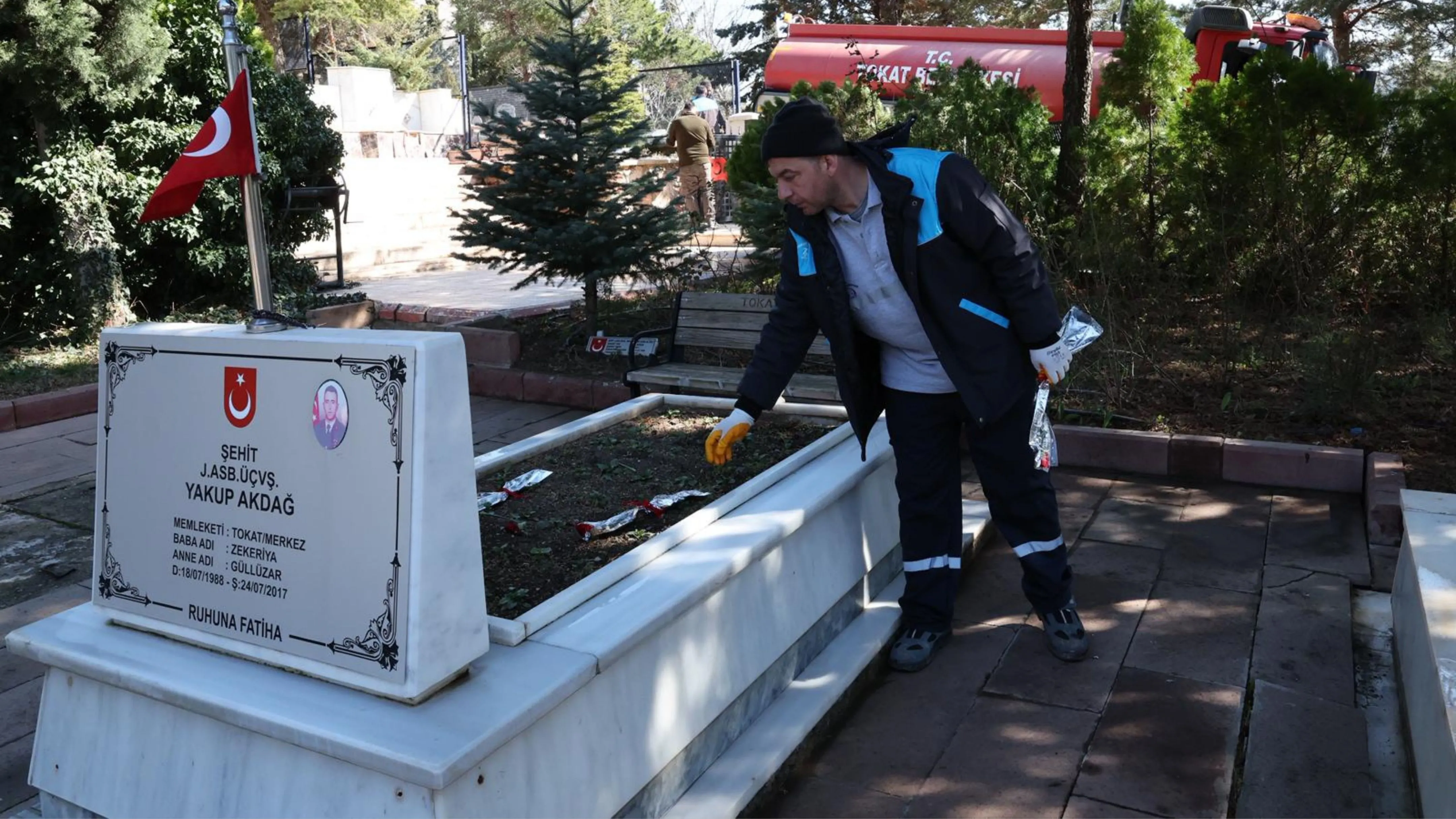 Tokat Belediyesi ekipleri mezarlıklarda bayram öncesi bakım çalışması yapıyor
