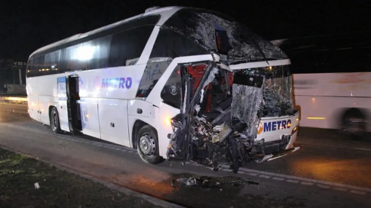 Amasya'da yolcu otobüsü, TIR'a çarptı; 11 yaralı
