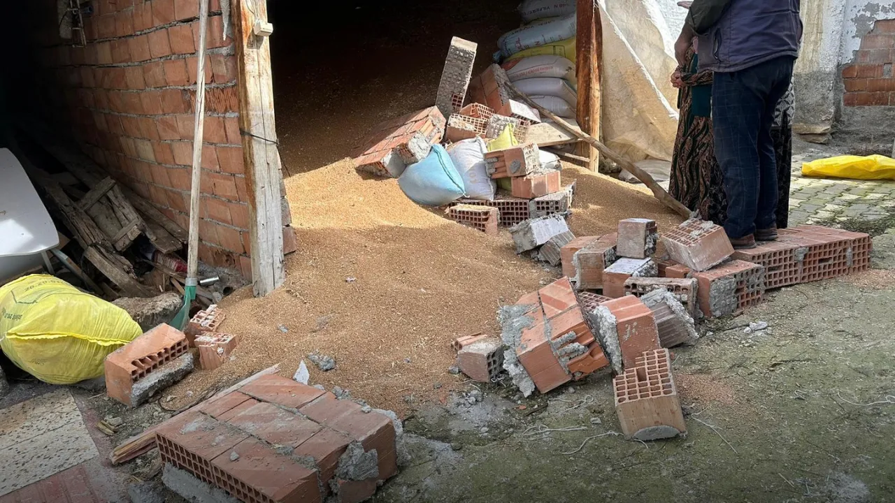 Çorum'da yıkılan duvarın altında kalan 2 kişi yaralandı