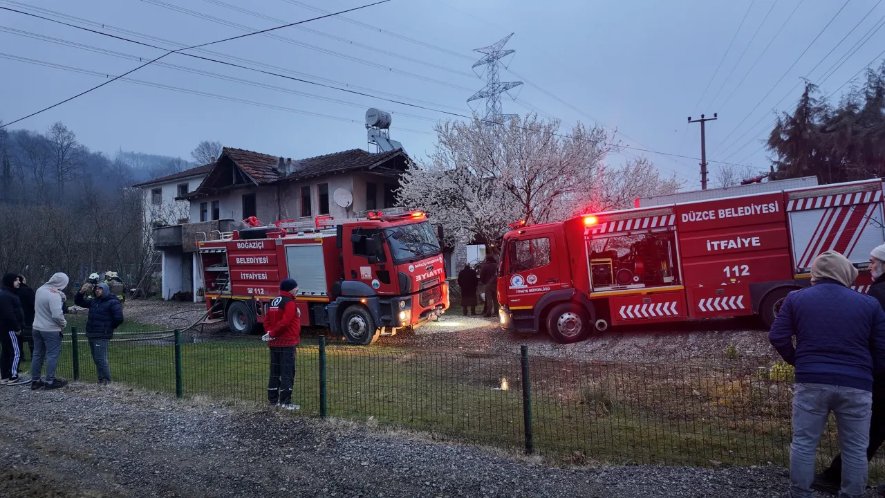 Evinde çıkan yangında dumandan zehirlenen kadın öldü