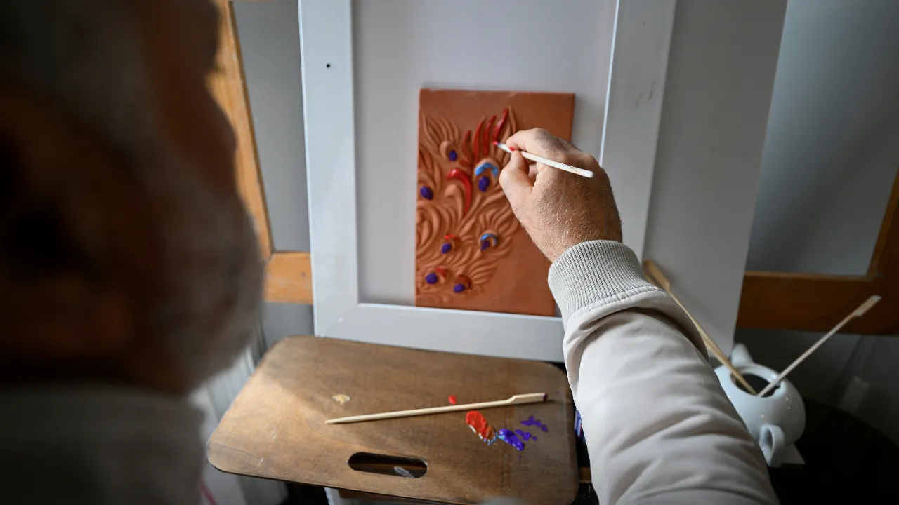 Ressam göz doktoru, sanatın iyileştirici gücünü hastalarıyla paylaşıyor