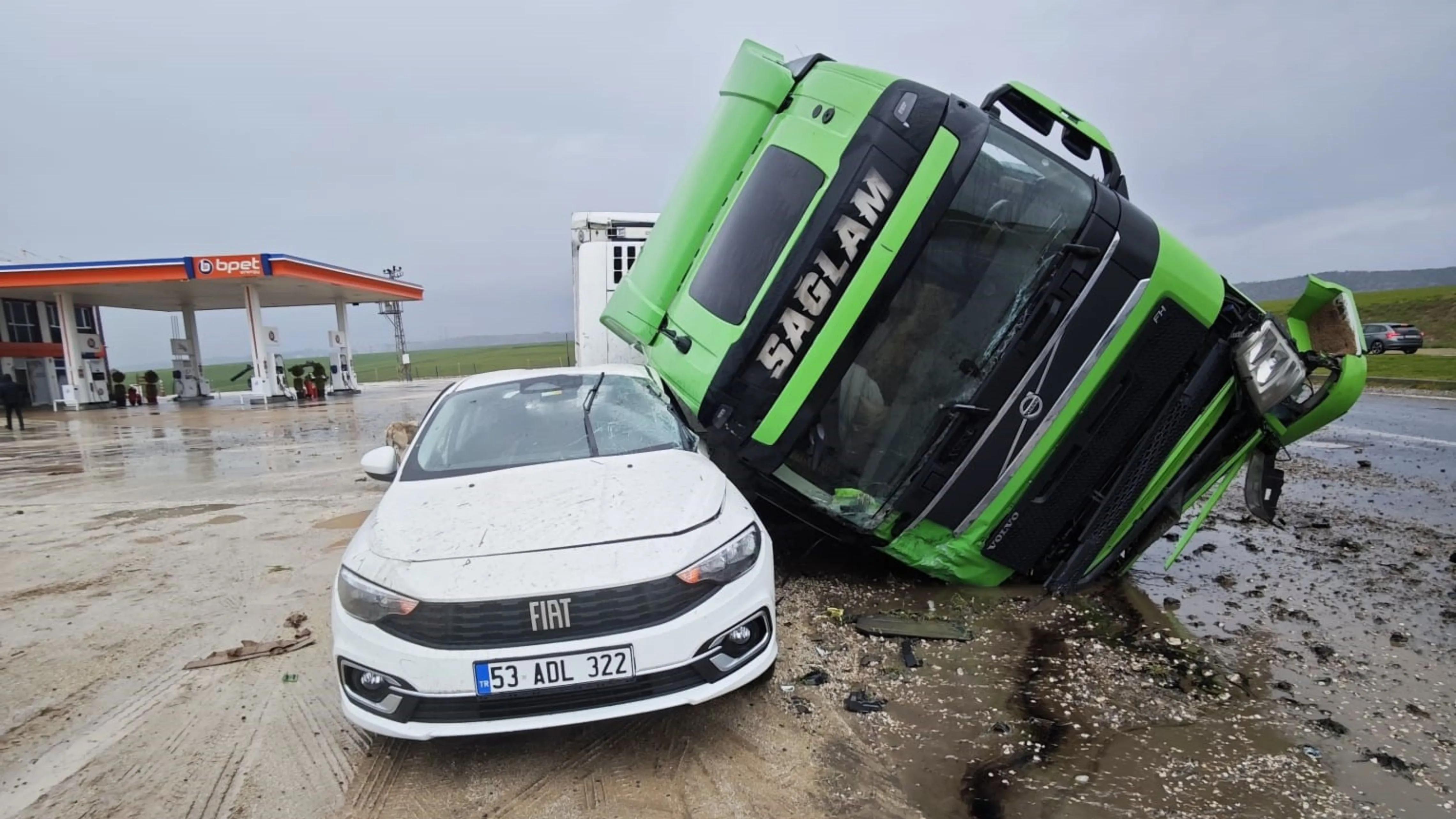 Rize plakalı otomobilin üstüne tır devrildi!