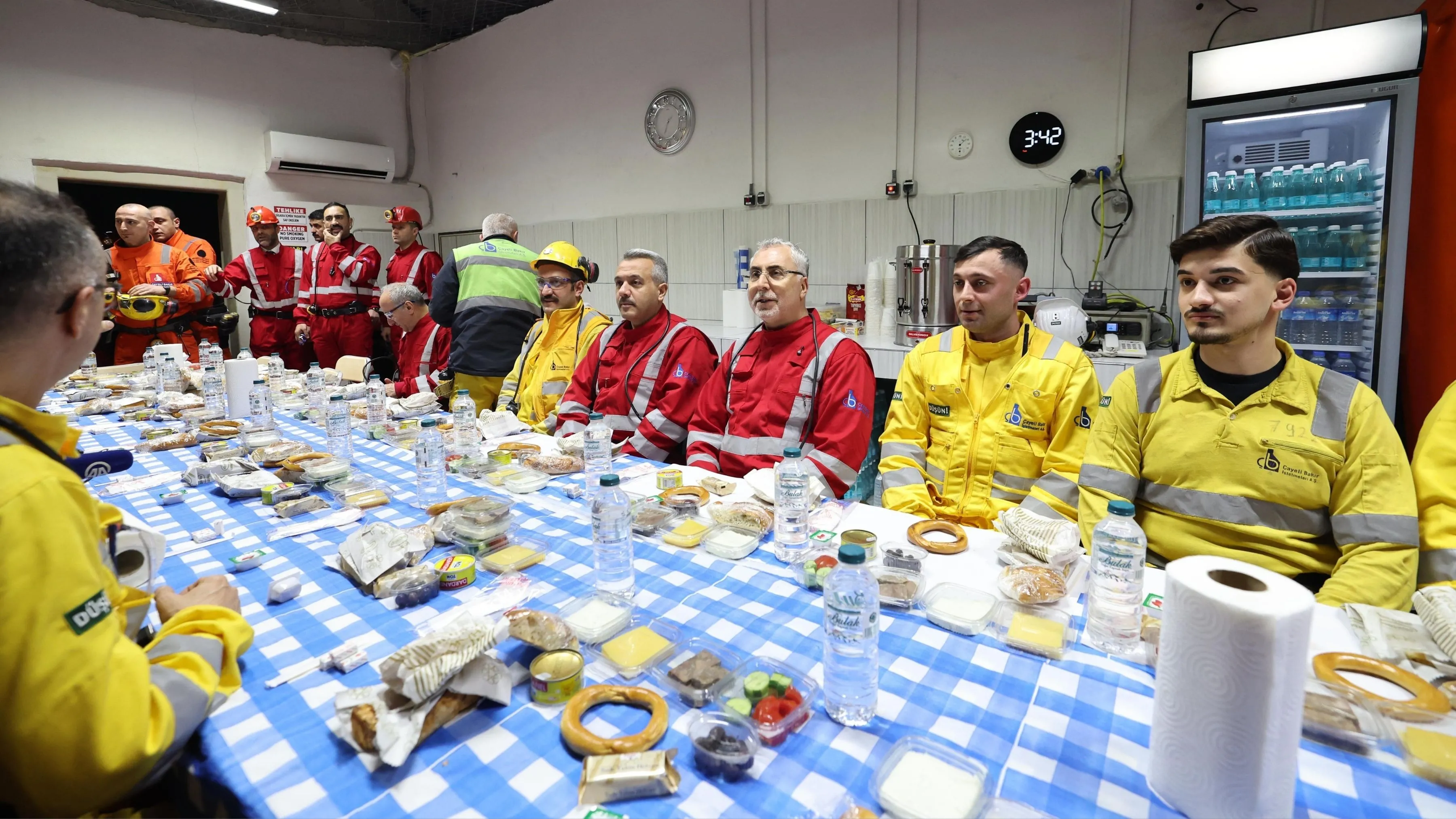 Bakan Işıkhan Rize'de, yerin 320 metre altında maden işçileriyle sahur yaptı