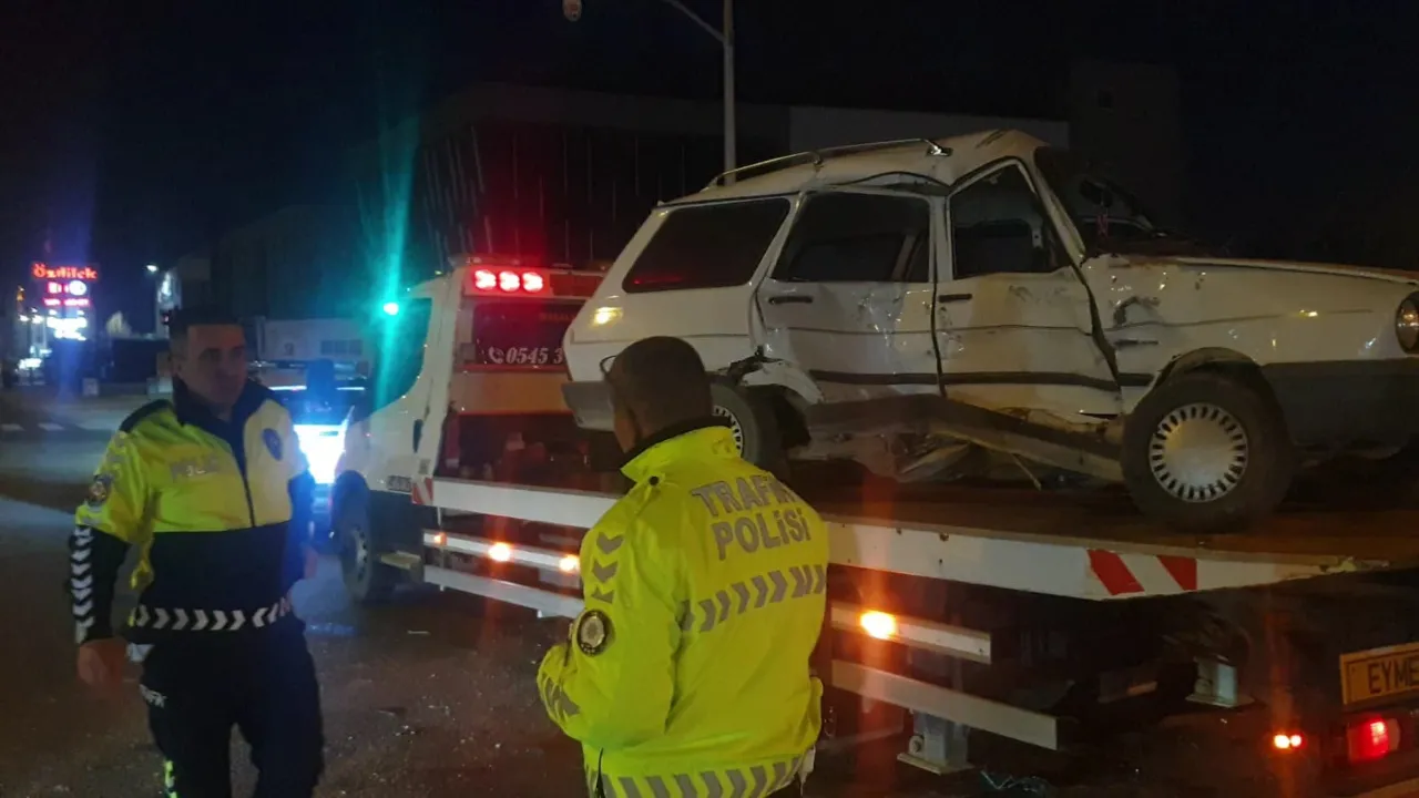 Kavşakta otomobil ile minibüs çarpıştı: 3 yaralı