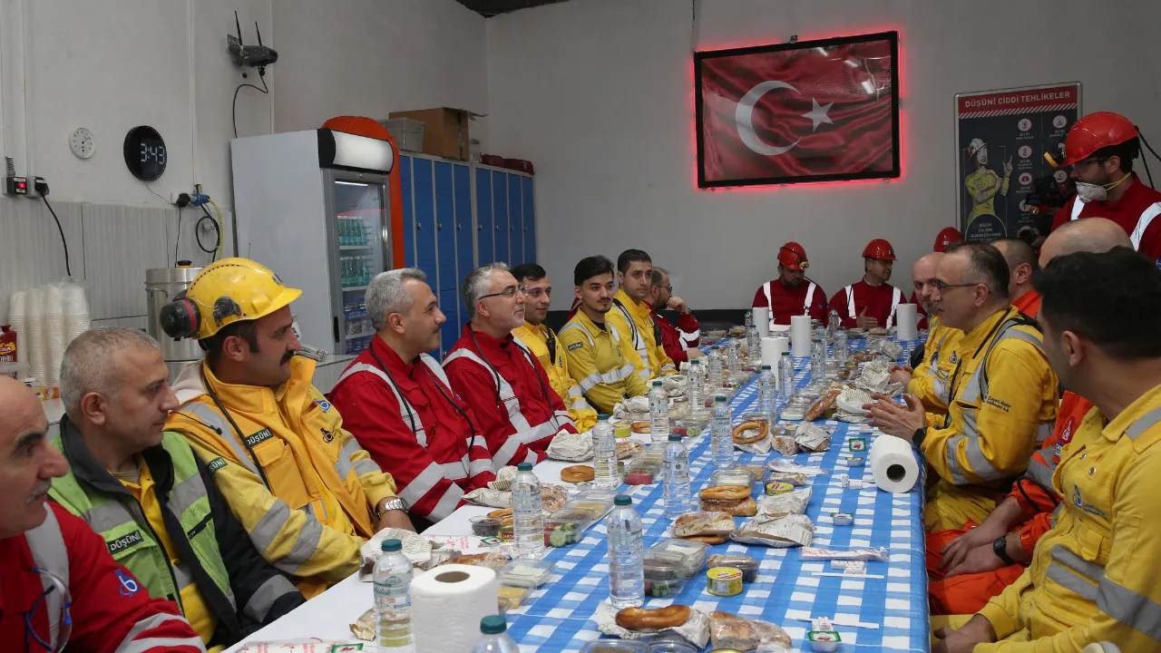Çalışma ve Sosyal Güvenlik Bakanı Işıkhan, bakır madeninde işçilerle sahur yaptı