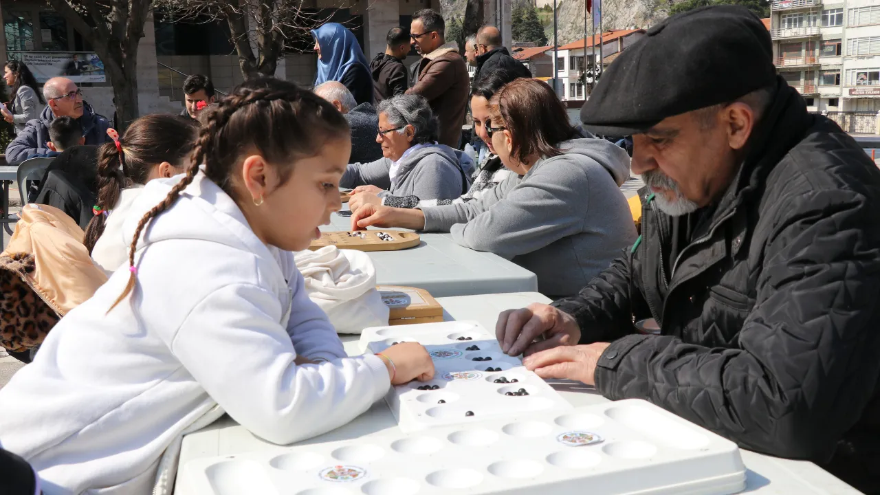 Amasya'da çocuklar yaşlılarla zeka oyunları oynadı