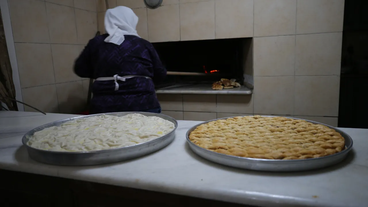  Bayram sofraları için baklava ve su böreği hazırlanıyor