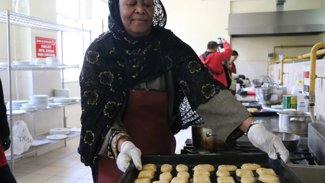 Bolu’da kardeşlik sofrası; 5 ülkenin bayram tatlıları aynı mutfakta