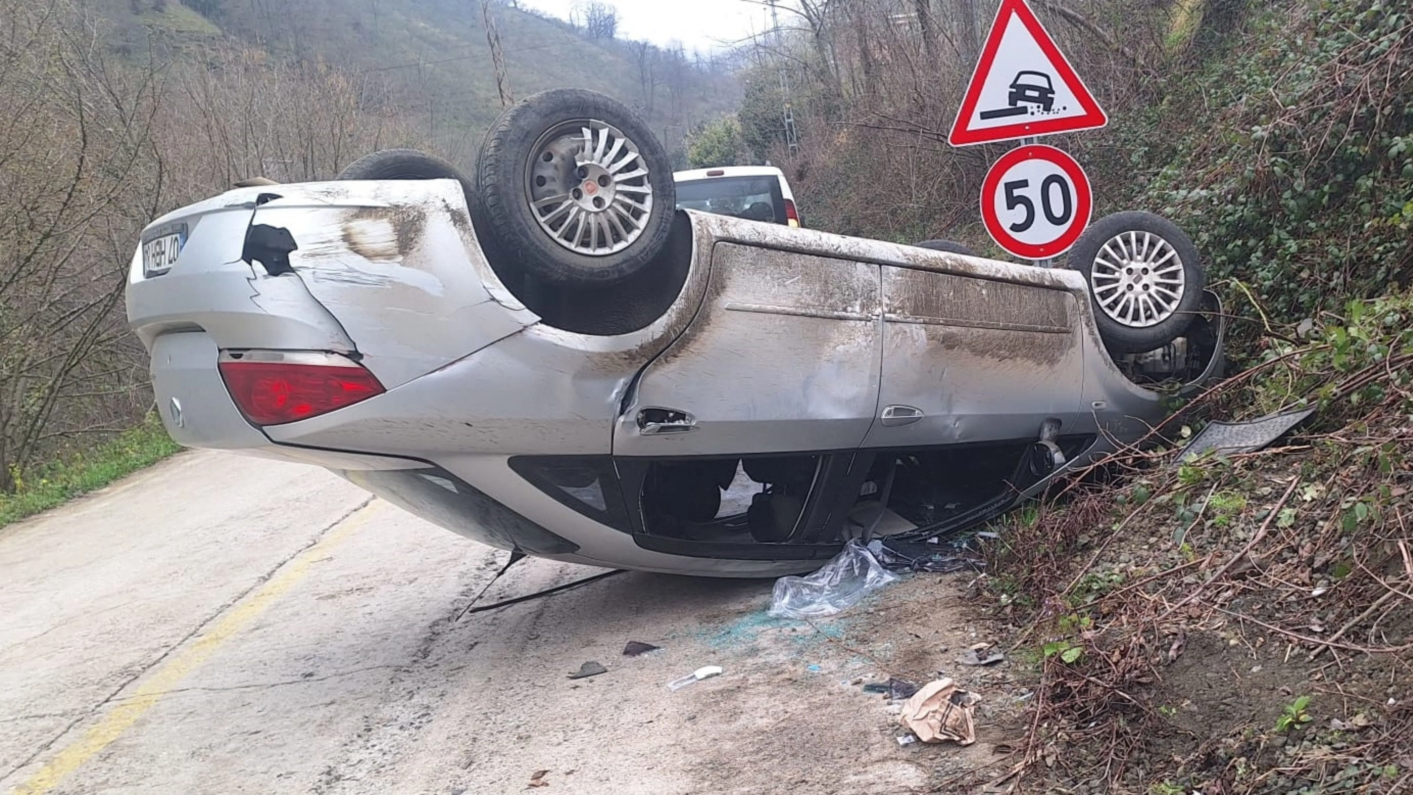 Samsun'da devrilen otomobildeki 2 kişi yaralandı