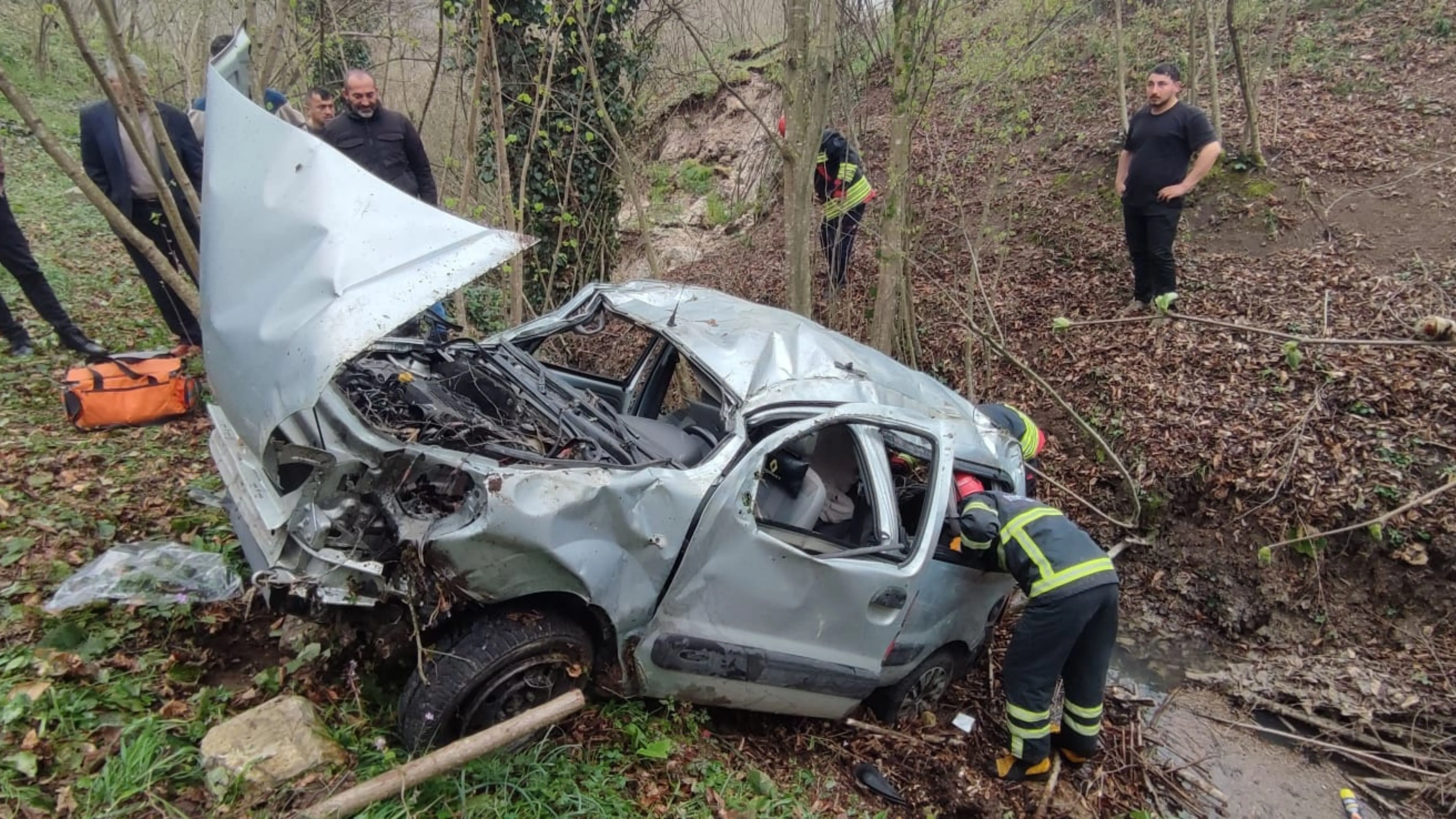 Ordu'da hafif ticari aracın şarampole devrildiği kazada 4 kişi yaralandı