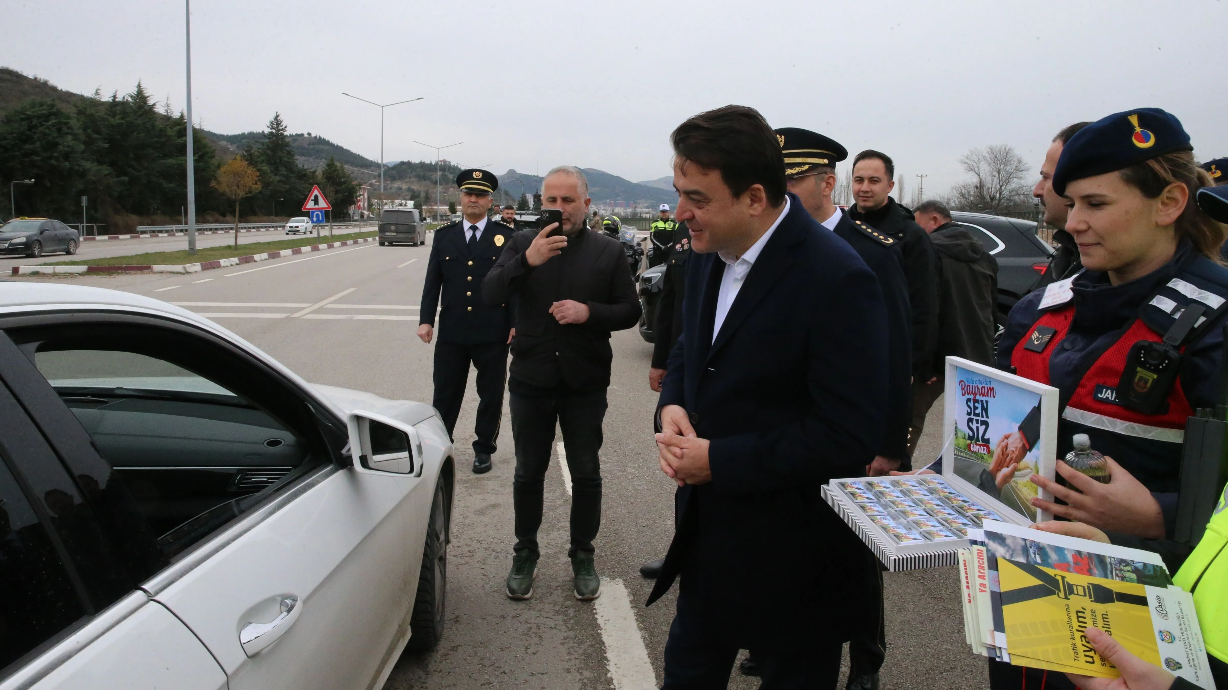 Tokat Valisi Köklü, Tokat-Niksar kara yolunda trafik denetimine katıldı