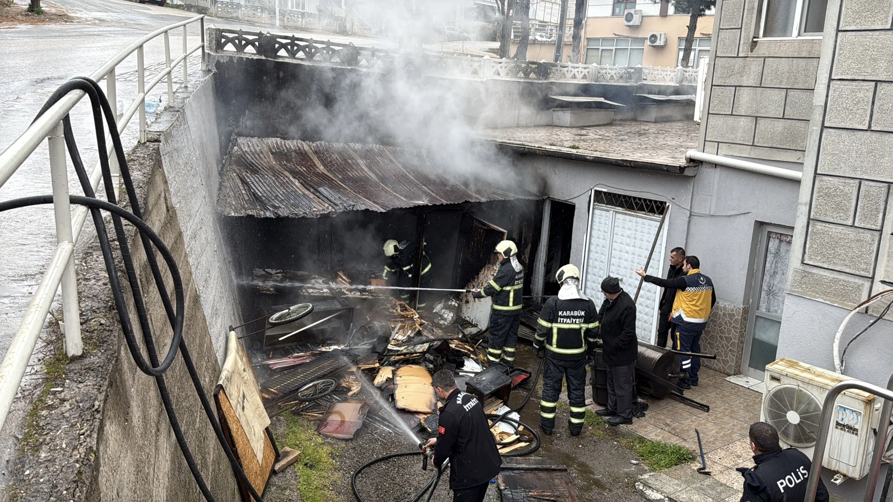 Karabük'te depoda çıkan yangın söndürüldü