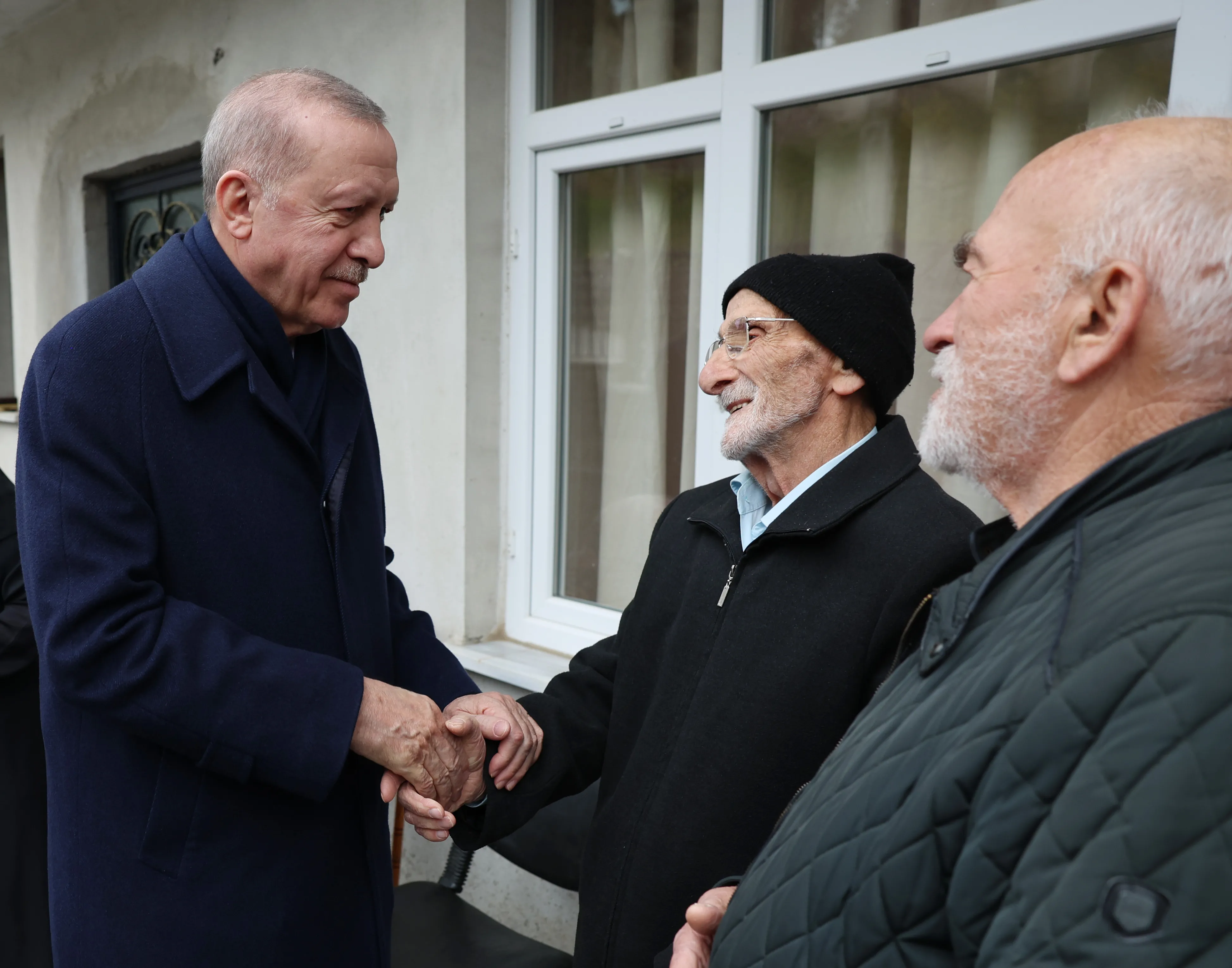 Cumhurbaşkanı Erdoğan, memleketi Rize’de komşularının bayramını kutladı