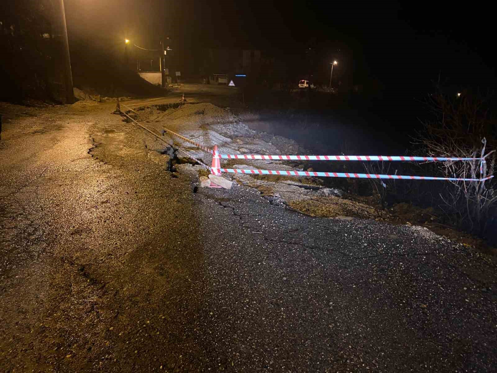 Sağanak nedeniyle yol çöktü, 11 köy yolu ulaşıma kapandı