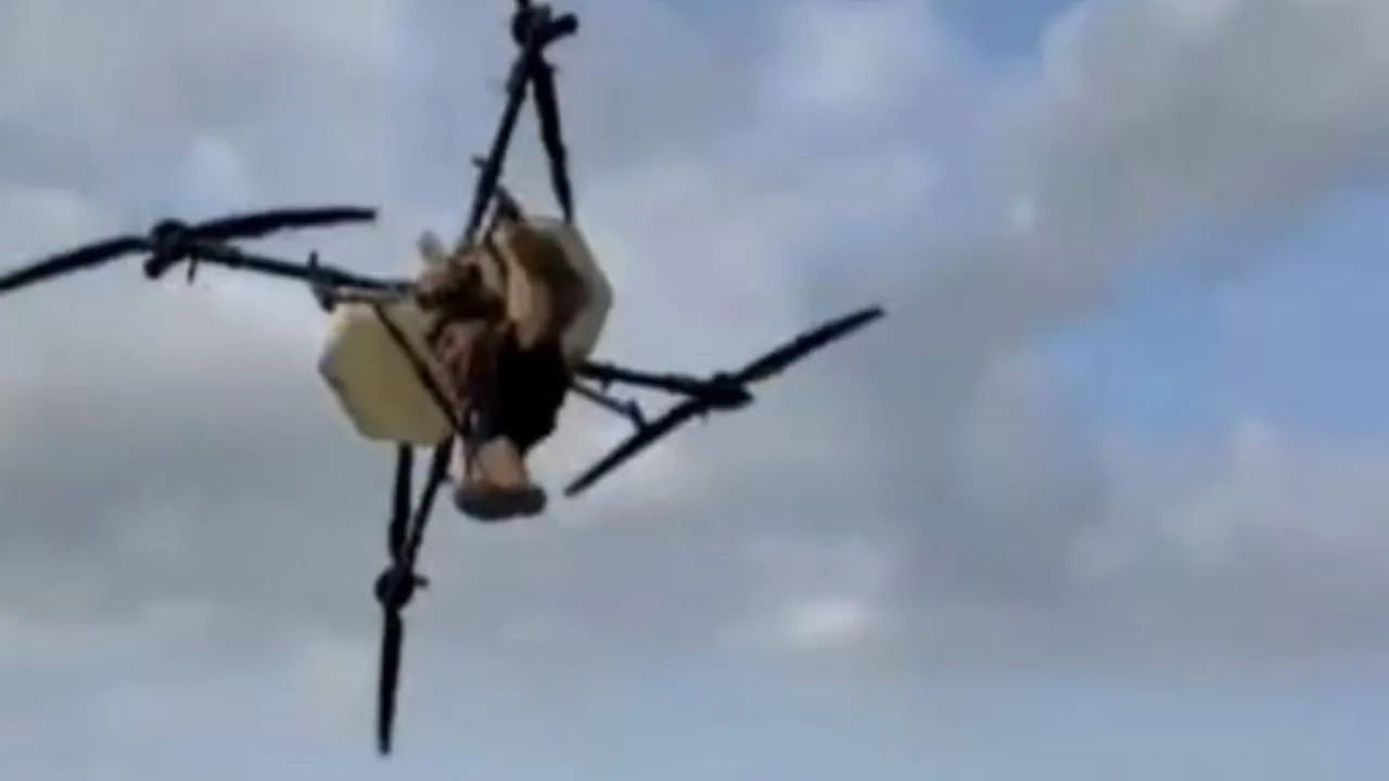 Tarım dronuna tutunan çiftçinin düştüğü anlar kamerada