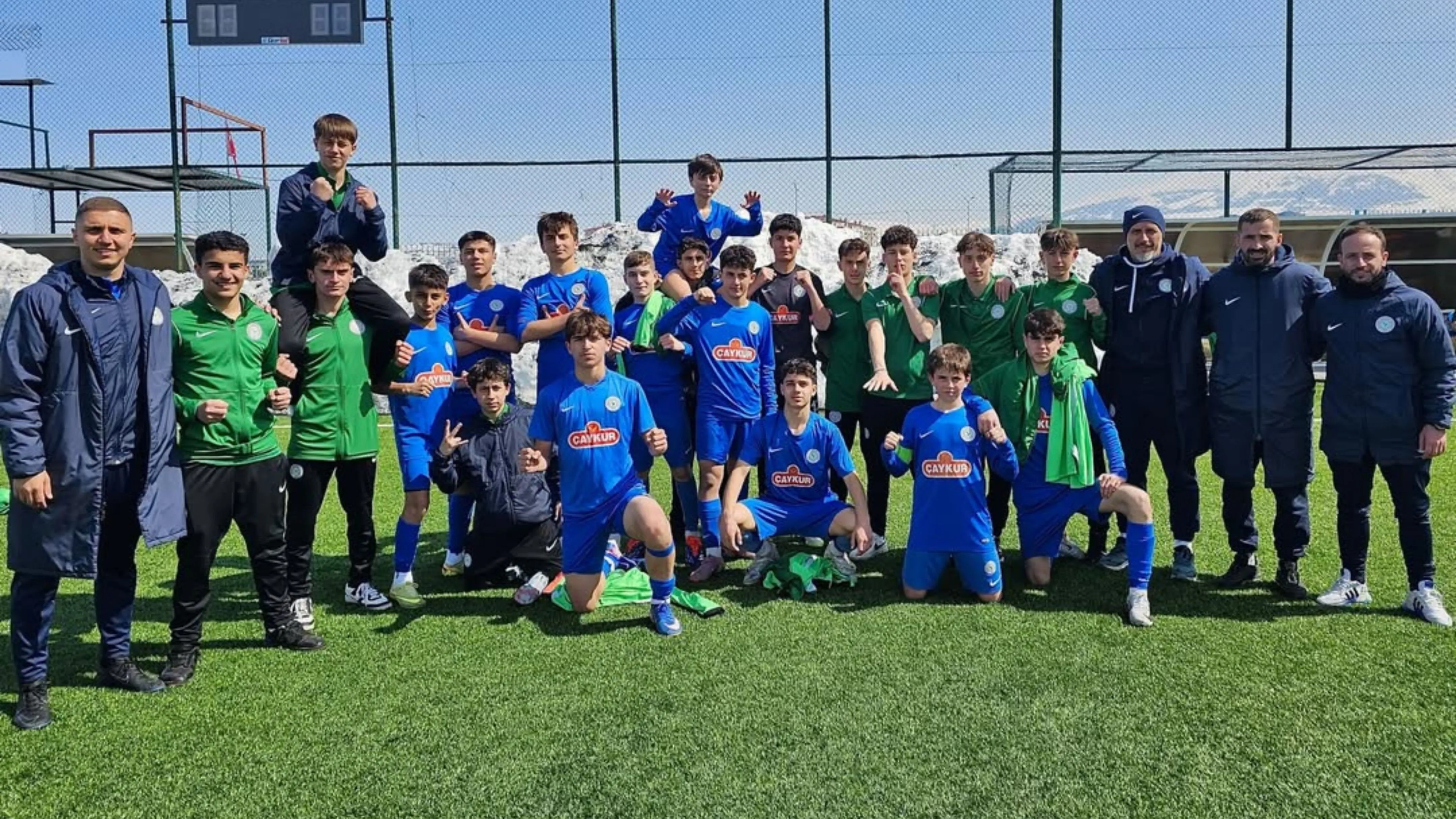 Çaykur Rizespor U14 play-off yolunda! Erzurumspor’u 2-0 yendi
