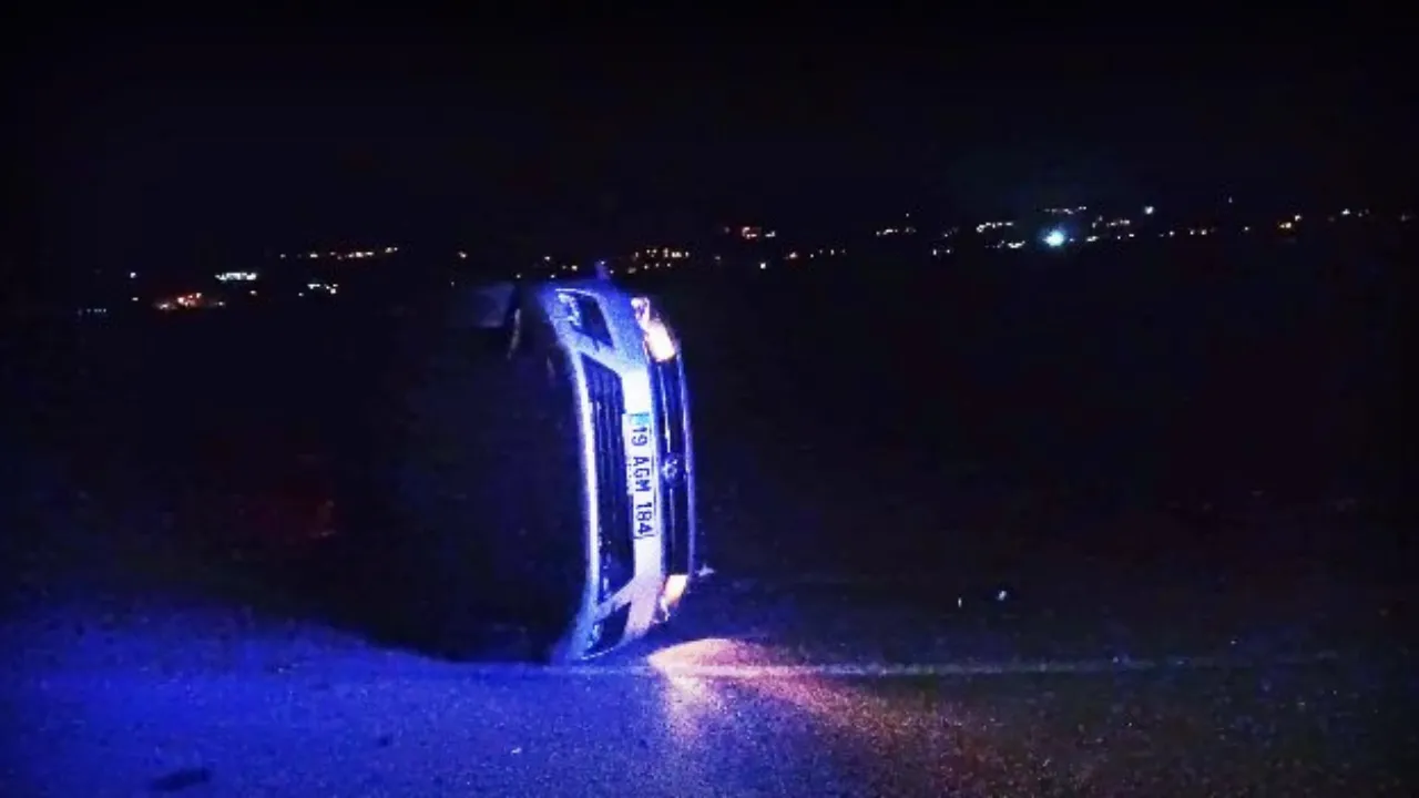 Polis aracıyla otomobil çarpıştı: 1'i polis, 3 yaralı