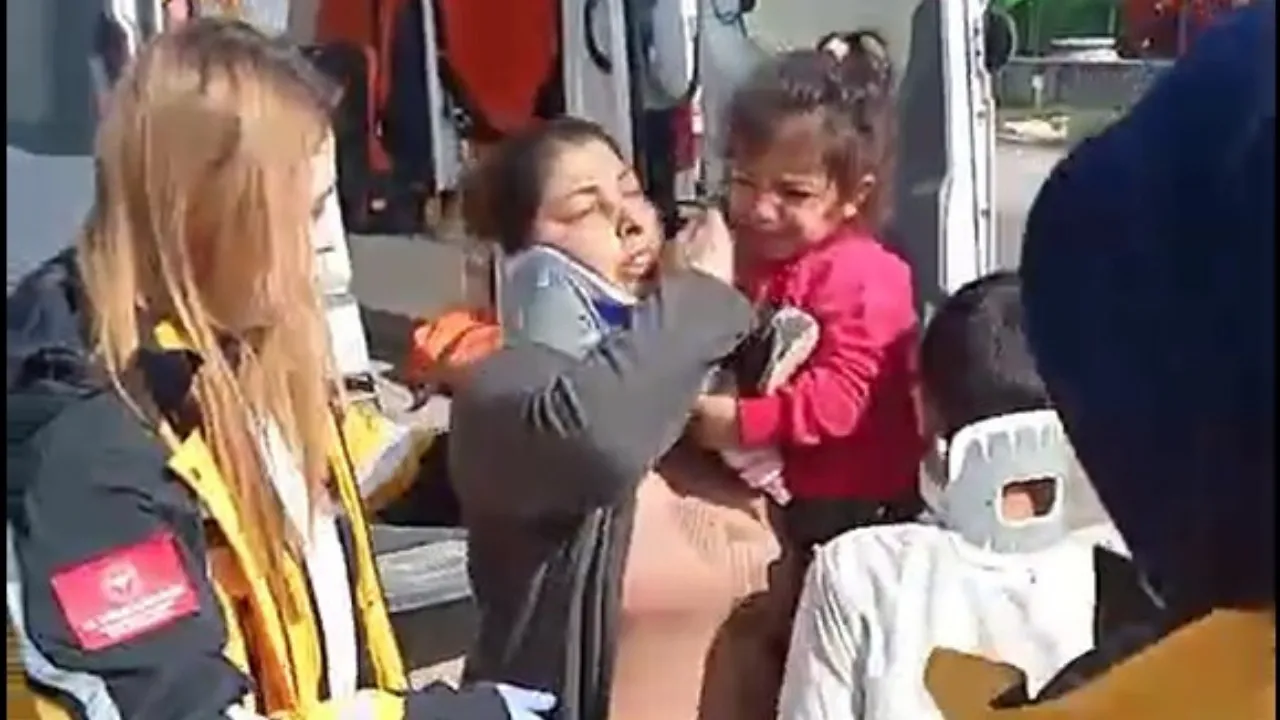 Hafriyat kamyonunun çarptığı otomobildeki 6'sı çocuk, 9 kişi yaralandı