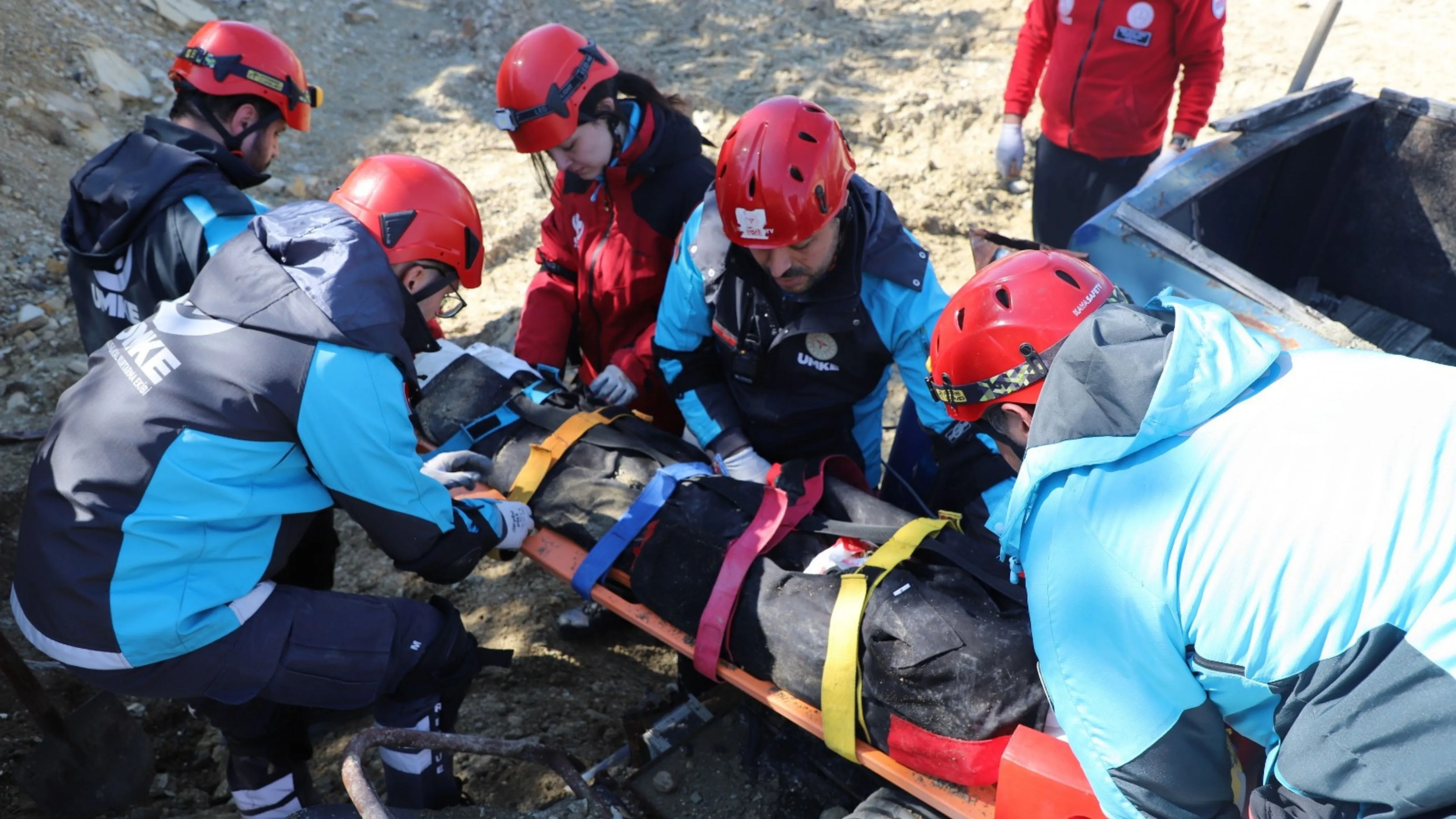 Yapılan tatbikatta köyde meydana gelen heyelan canlandırıldı